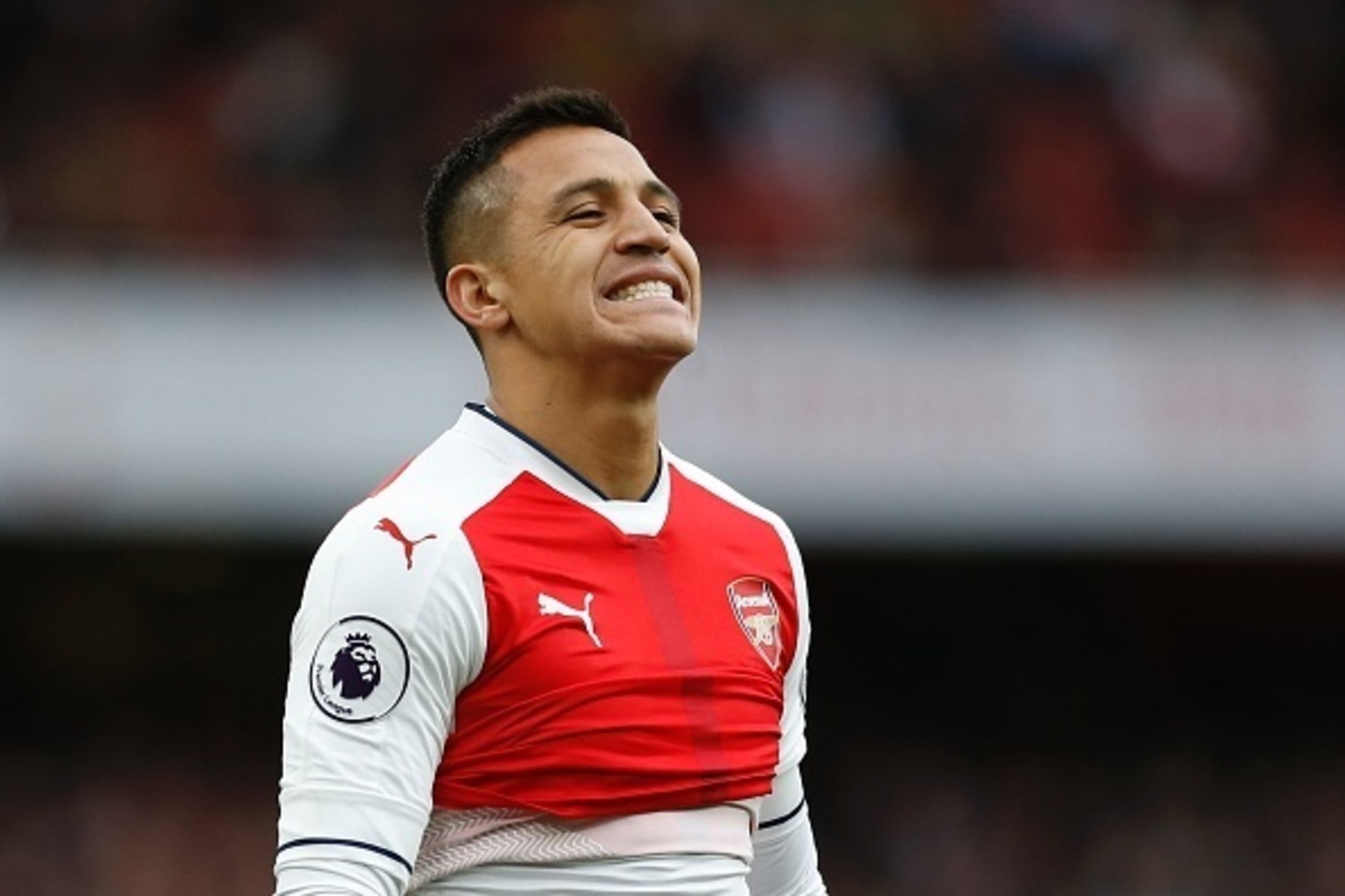 Arsenal's Chilean striker Alexis Sanchez reacts after missing a chance during the English Premier League football match between Arsenal and Middlesbrough at the Emirates Stadium in London on October 22, 2016. / AFP / Ian Kington / RESTRICTED TO EDITORIAL Arsenal's Chilean striker Alexis Sanchez reacts after missing a chance during the English Premier League football match between Arsenal and Middlesbrough at the Emirates Stadium in London on October 22, 2016. / AFP / Ian Kington / RESTRICTED TO EDITORIAL