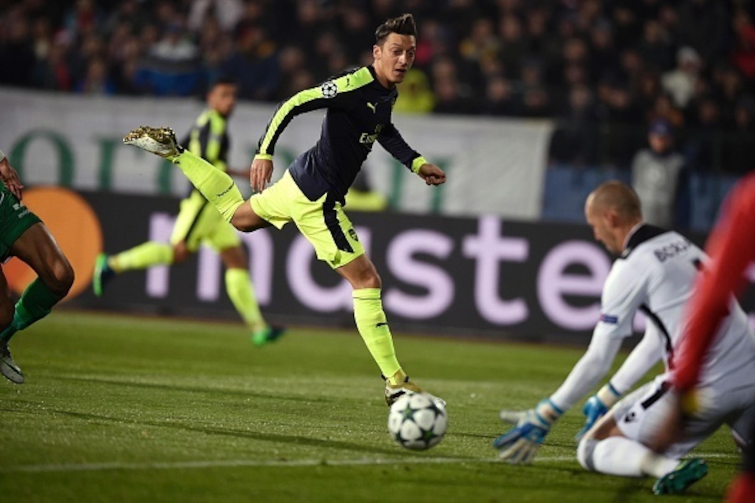 Arsenals midfielder Mesut Ozil (C) shots on goal during the UEFA Champions League Group A football match between PFC Ludogorets and Arsenal, on November 1, 2016 at the Vassil Levski stadium in Sofia.  / AFP / DIMITAR DILKOFF        (Photo credit should re