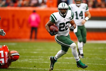 CLEVELAND, OH - OCTOBER 30:  Matt Forte #22 of the New York Jets carries the ball during the second quarter against the Cleveland Browns at FirstEnergy Stadium on October 30, 2016 in Cleveland, Ohio. (Photo by Gregory Shamus/Getty Images)