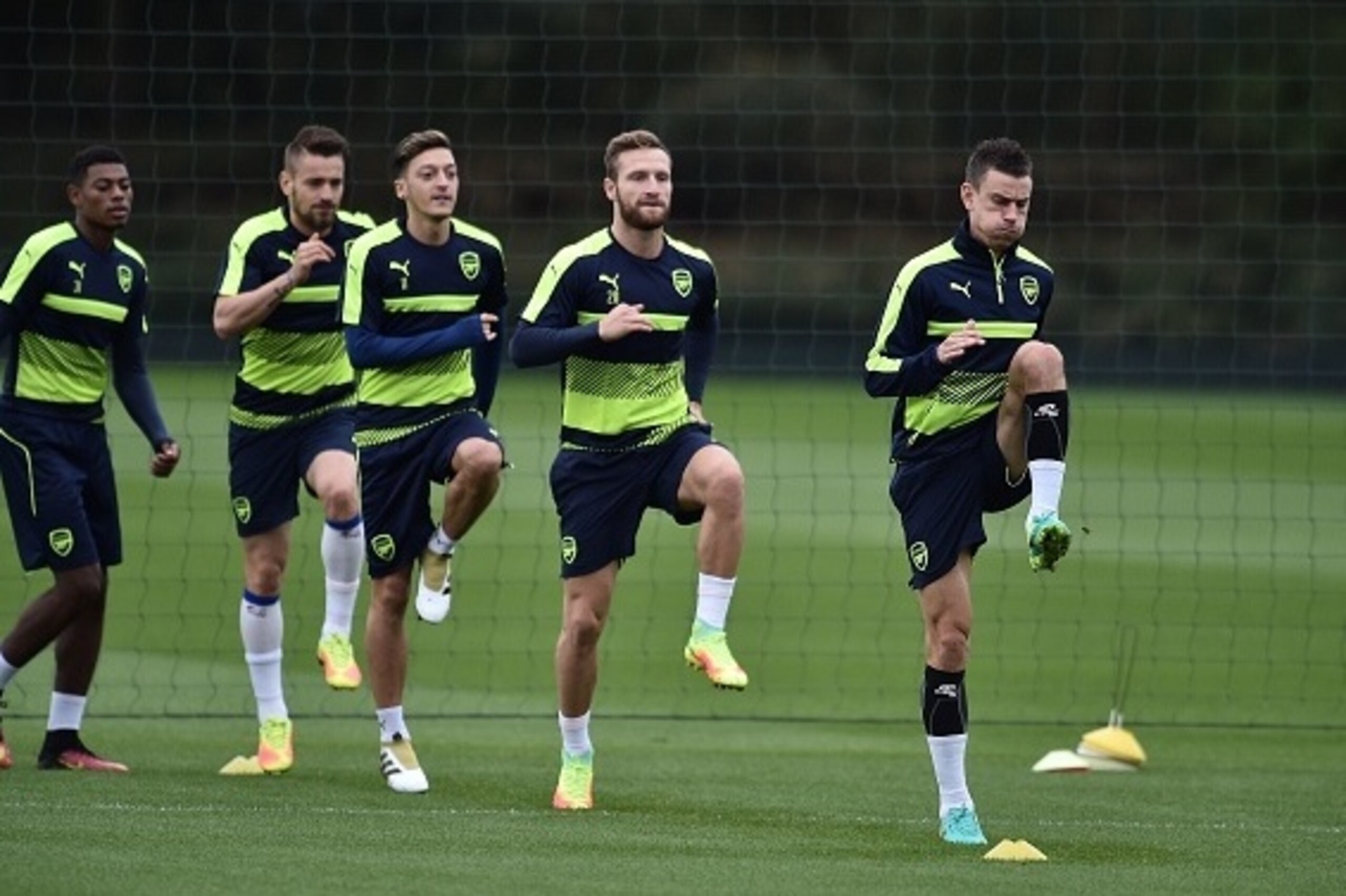Arsenal's French defender Laurent Koscielny (R), Arsenal's German defender Shkodran Mustafi (2nd R) and Arsenal's German midfielder Mesut Ozil (C) take part in a team training session at Arsenal's London Colney training ground on September 27, 2016 ahead 
