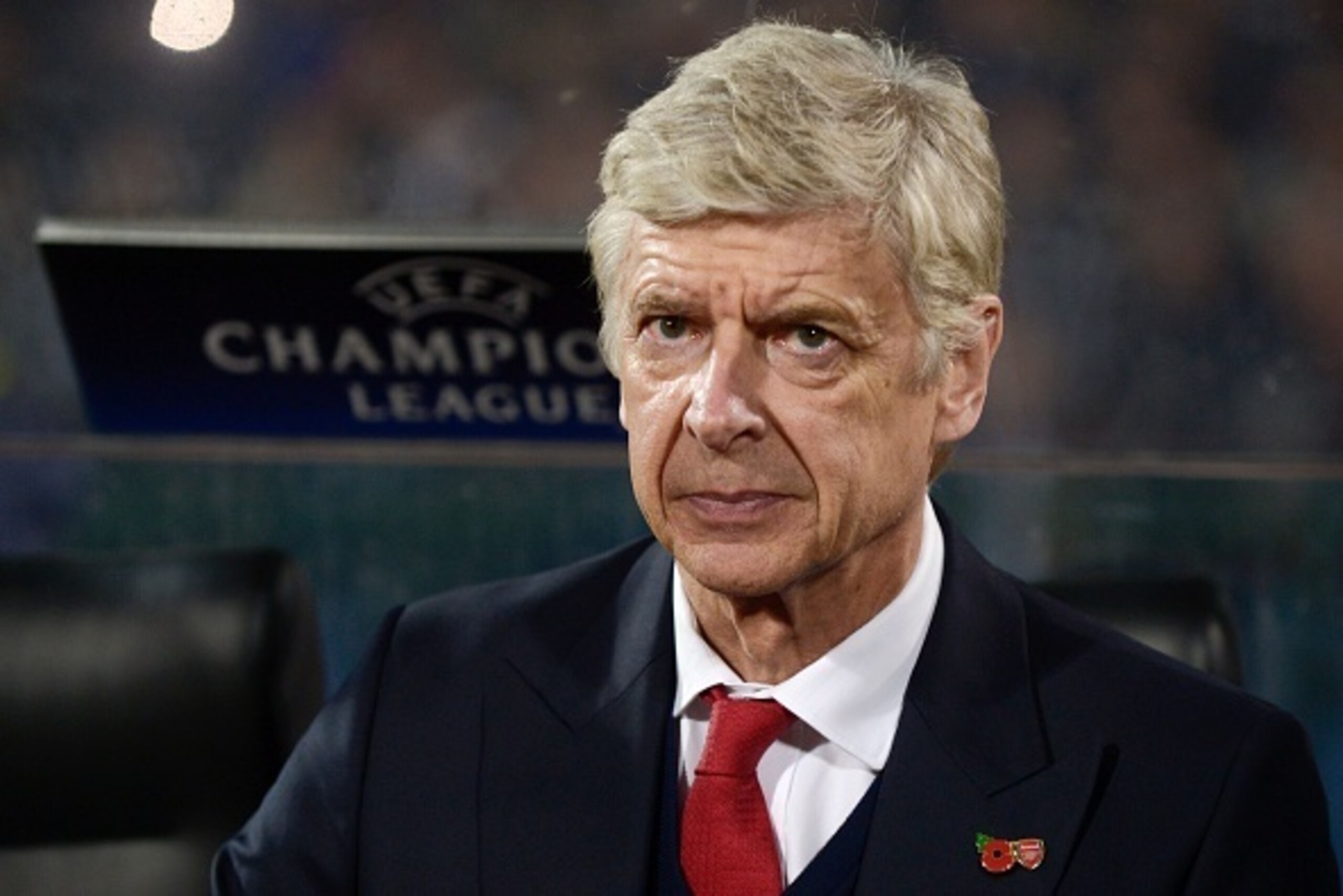 Arsenals French Head Coach Arsene Wenger looks on prior to the UEFA Champions League Group A football match between PFC Ludogorets and Arsenal, on November 1, 2016 at the Vassil Levski stadium in Sofia.  / AFP / NIKOLAY DOYCHINOV        (Photo credit shou