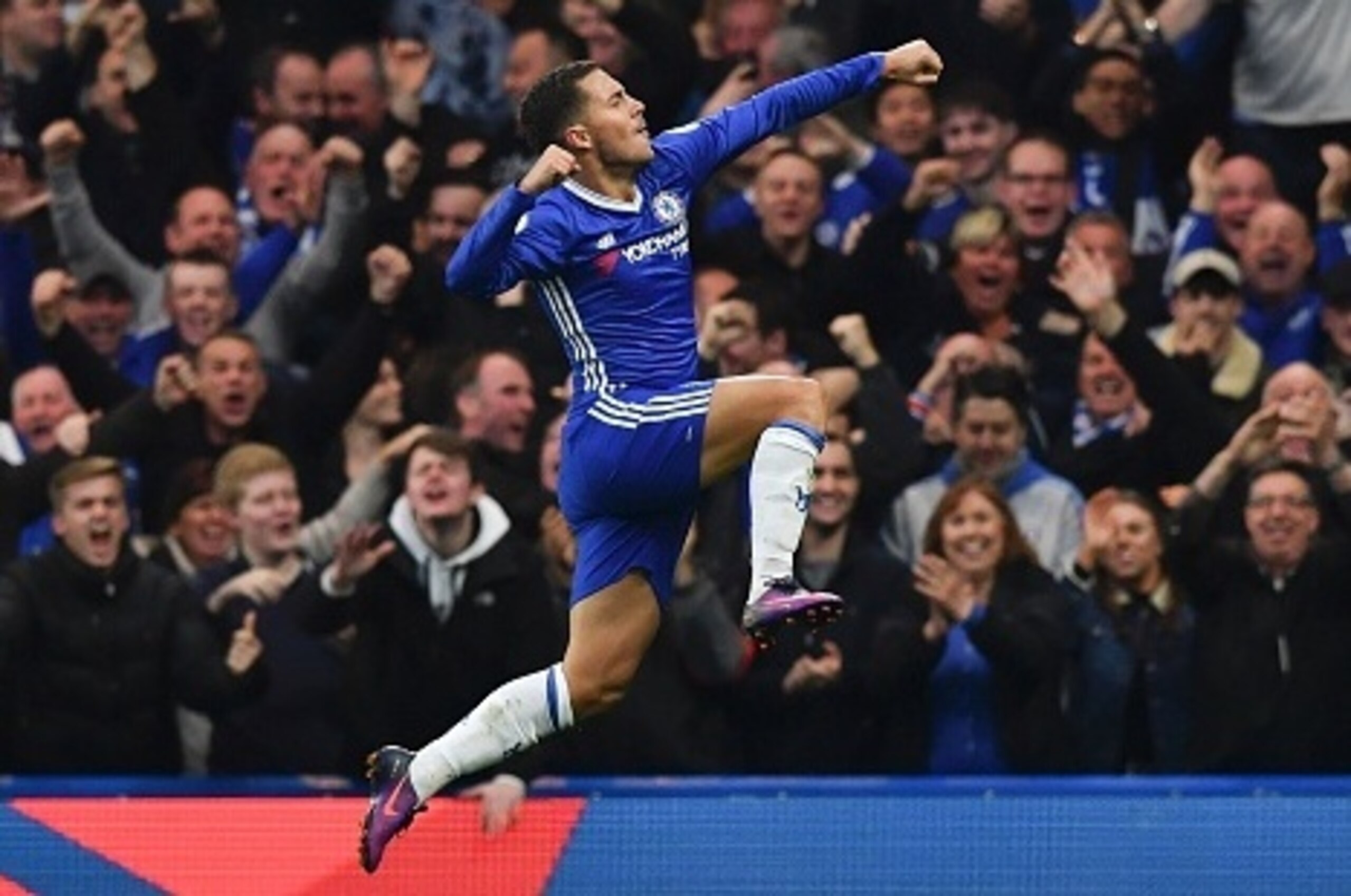 Chelsea's Belgian midfielder Eden Hazard celerbates scoring their third goal during the English Premier League football match between Chelsea and Manchester United at Stamford Bridge in London on October 23, 2016. / AFP / BEN STANSALL / RESTRICTED TO EDIT Chelsea's Belgian midfielder Eden Hazard celerbates scoring their third goal during the English Premier League football match between Chelsea and Manchester United at Stamford Bridge in London on October 23, 2016. / AFP / BEN STANSALL / RESTRICTED TO EDIT