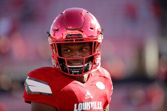 LOUISVILLE, KY - OCTOBER 22:  Lamar Jackson #8 of the Louisville Cardinals runs drills before the game against the North Carolina State Wolfpack at Papa John's Cardinal Stadium on October 22, 2016 in Louisville, Kentucky.  (Photo by Andy Lyons/Getty Image