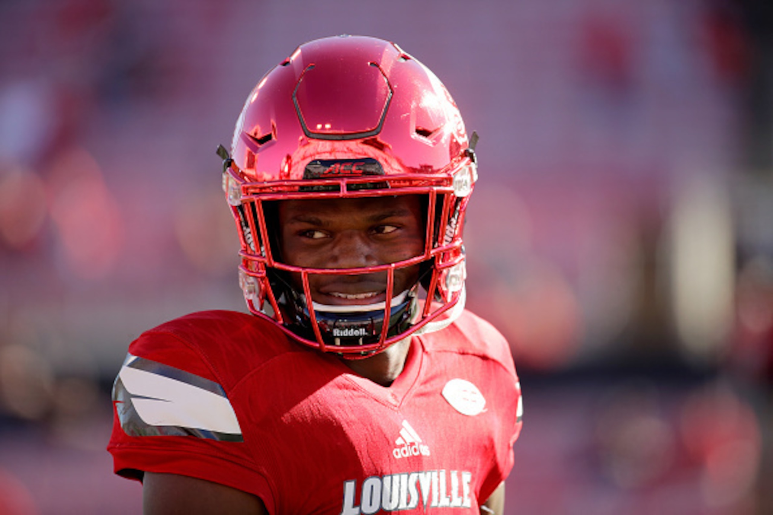 LOUISVILLE, KY - OCTOBER 22:  Lamar Jackson #8 of the Louisville Cardinals runs drills before the game against the North Carolina State Wolfpack at Papa John's Cardinal Stadium on October 22, 2016 in Louisville, Kentucky.  (Photo by Andy Lyons/Getty Image