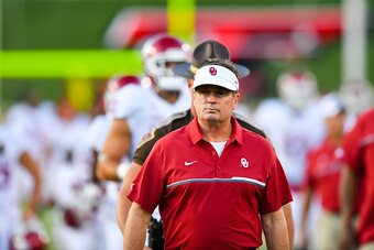 LUBBOCK, TX - OCTOBER 22: Head coach Bob Stoops of the Oklahoma Sooners on the field before the game between the Texas Tech Red Raiders and the Oklahoma Sooners on October 22, 2016 at AT&T Jones Stadium in Lubbock, Texas. Oklahoma won the game 66-59. (Pho