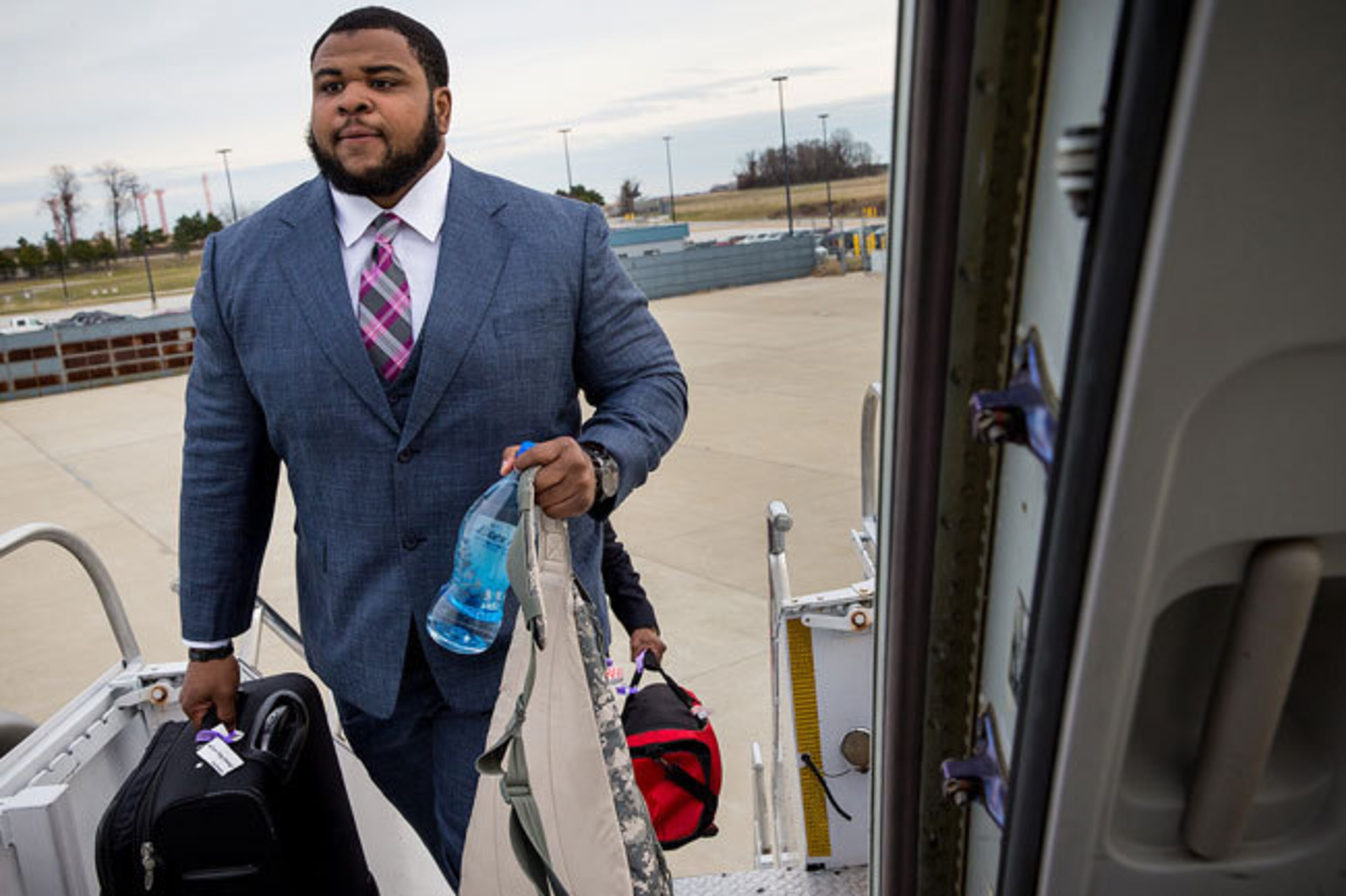 Ravens defensive tackle Brandon Williams boards a team flight to Pittsburgh.
