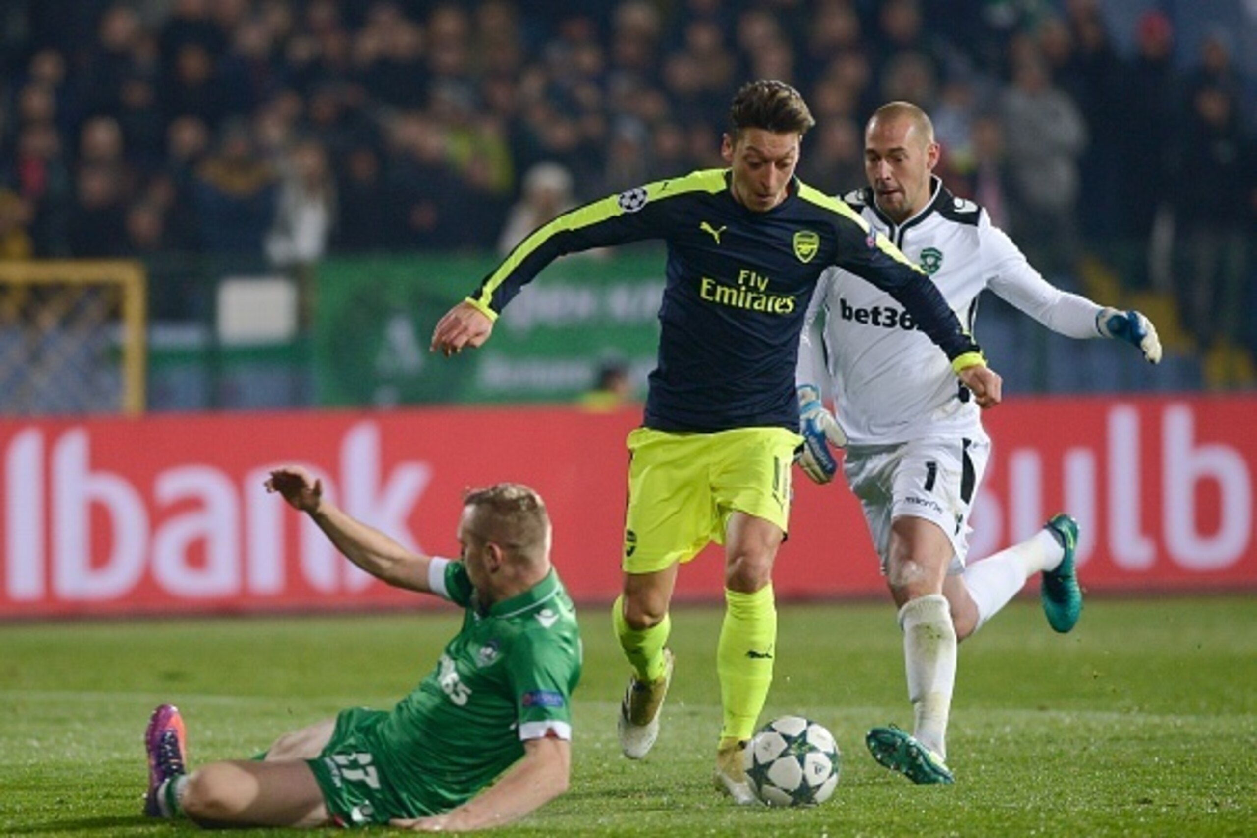 Arsenals German midfielder Mesut Ozil drives the ball before scoring a goal during the UEFA Champions League Group A football match between PFC Ludogorets and Arsenal, on November 1, 2016 at the Vassil Levski stadium in Sofia.  / AFP / NIKOLAY DOYCHINOV  