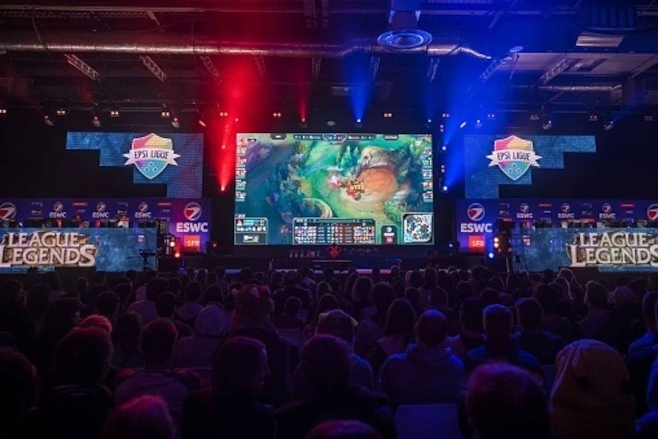 Visitors looks at the video game League of Legends being played on a giant screen on October 27, 2016 at the trade fair for the Paris Game Week, in Paris.
Paris Game week will run from October 27 until October 31, 2016. / AFP / LIONEL BONAVENTURE        (