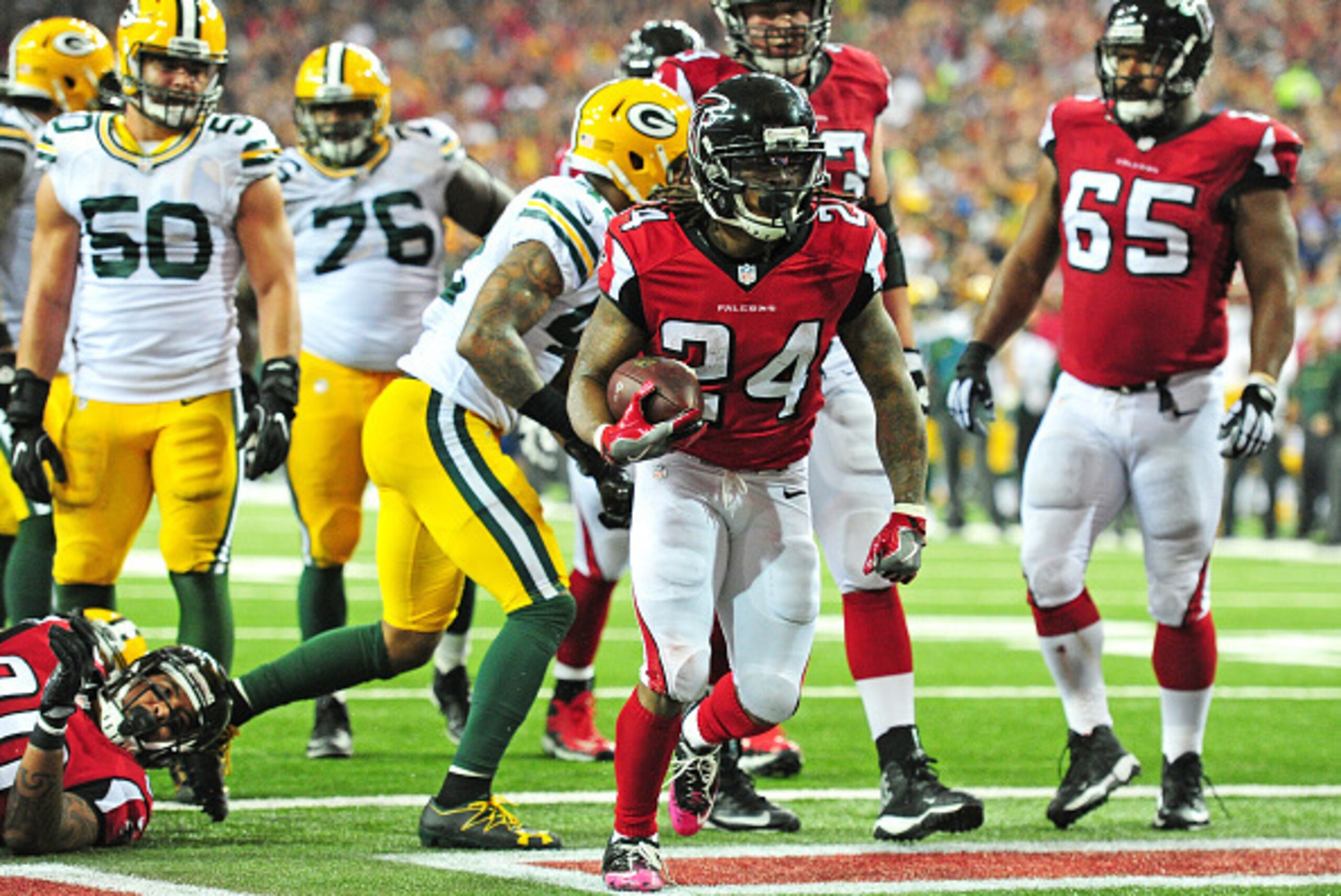 ATLANTA, GA - OCTOBER 30: Matt Ryan #2 of the Atlanta Falcons passes against the Green Bay Packers at the Georgia Dome on October 30, 2016 in Atlanta, Georgia. (Photo by Scott Cunningham/Getty Images) ATLANTA, GA - OCTOBER 30: Matt Ryan #2 of the Atlanta Falcons passes against the Green Bay Packers at the Georgia Dome on October 30, 2016 in Atlanta, Georgia. (Photo by Scott Cunningham/Getty Images)