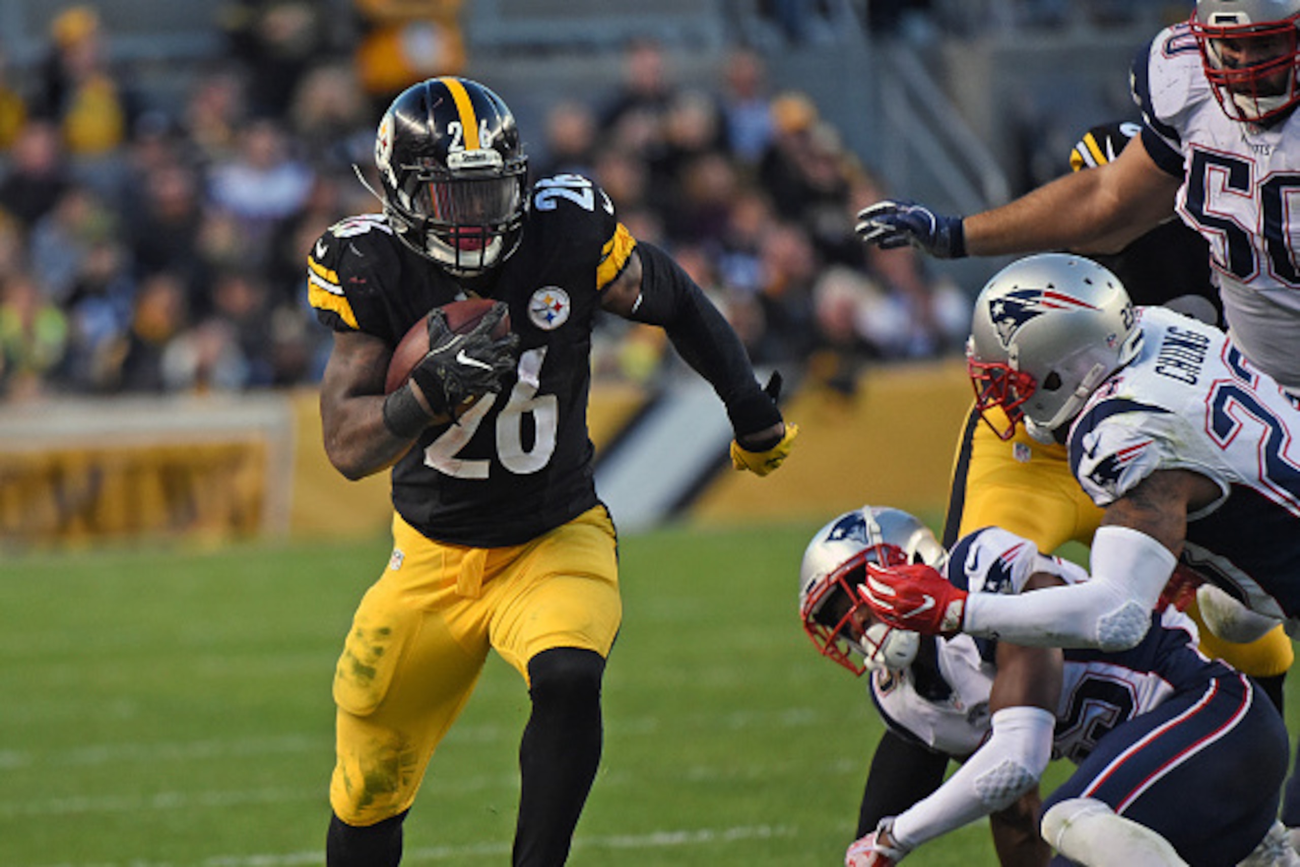 PITTSBURGH, PA - OCTOBER 23: Running back Le'Veon Bell #26 of the Pittsburgh Steelers runs with the football along the sideline during a game against the New England Patriots at Heinz Field on October 23, 2016 in Pittsburgh, Pennsylvania. The Patriots def PITTSBURGH, PA - OCTOBER 23: Running back Le'Veon Bell #26 of the Pittsburgh Steelers runs with the football along the sideline during a game against the New England Patriots at Heinz Field on October 23, 2016 in Pittsburgh, Pennsylvania. The Patriots def