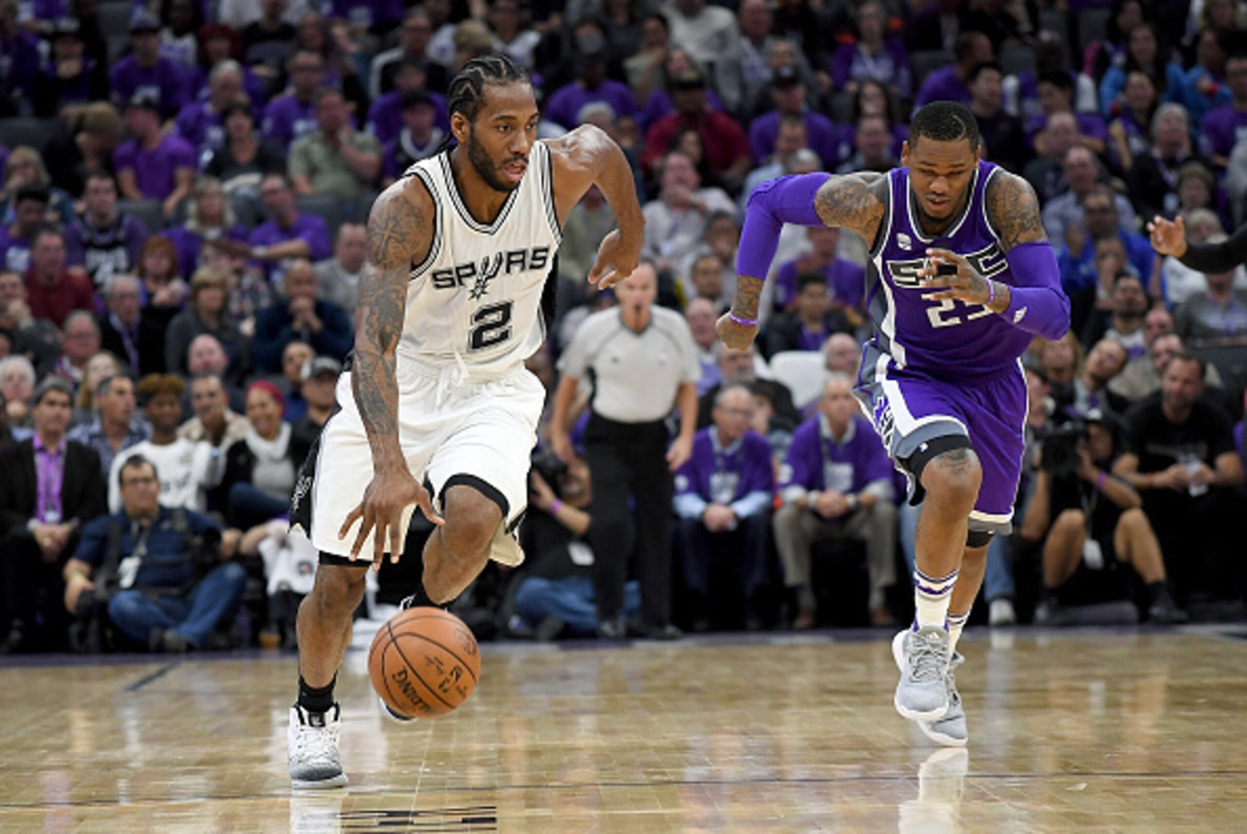 SACRAMENTO, CA - OCTOBER 27: Kawhi Leonard #2 of the San Antonio Spurs steals the ball and breaks away from Ben McLemore #23 of the Sacramento Kings during the third quarter of an NBA basketball game at Golden 1 Center on October 27, 2016 in Sacramento, SACRAMENTO, CA - OCTOBER 27: Kawhi Leonard #2 of the San Antonio Spurs steals the ball and breaks away from Ben McLemore #23 of the Sacramento Kings during the third quarter of an NBA basketball game at Golden 1 Center on October 27, 2016 in Sacramento,