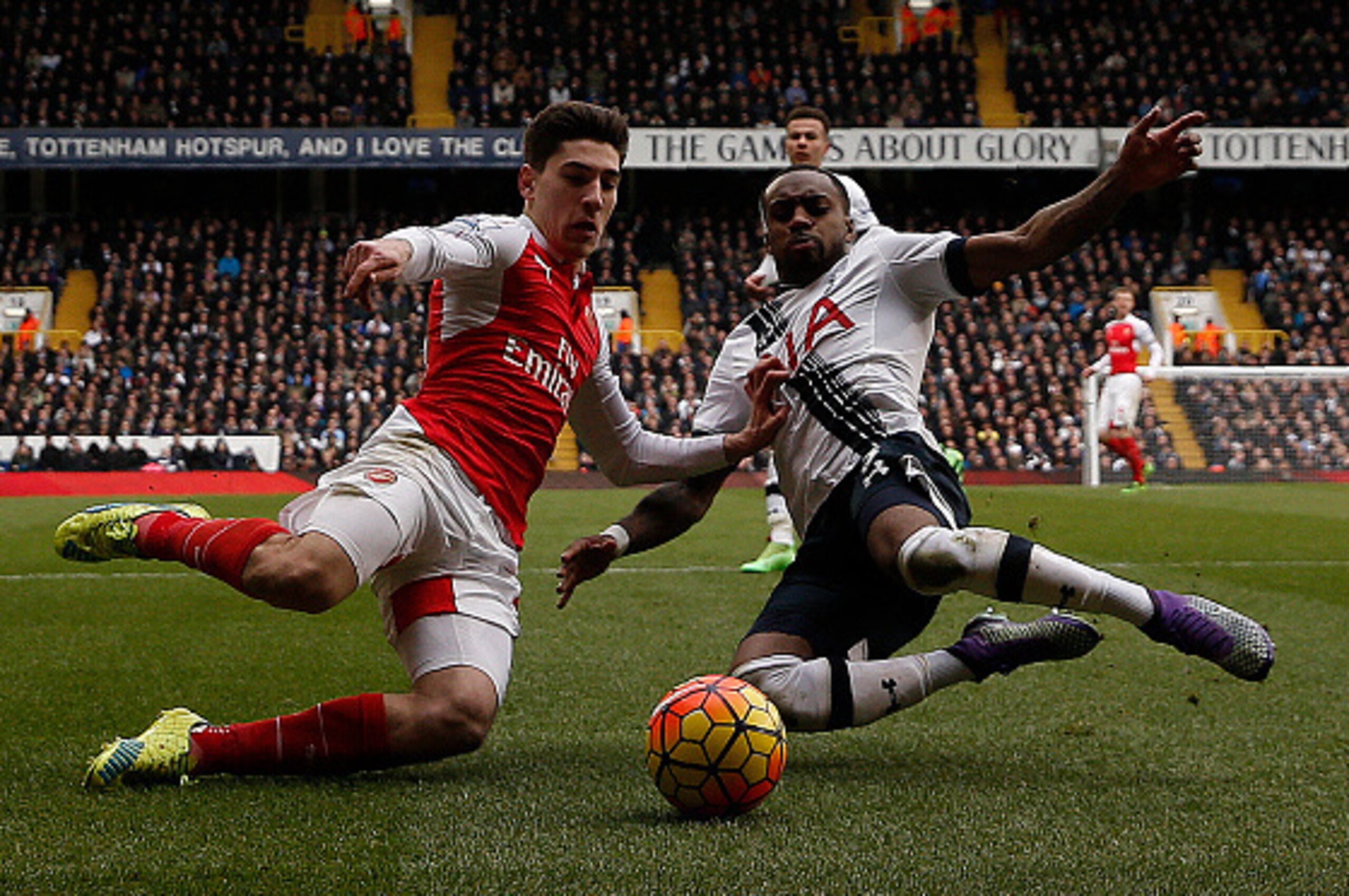 Arsenal's Spanish defender Hector Bellerin (L) vies with Tottenham Hotspur's English defender Danny Rose during the English Premier League football match between Tottenham Hotspur and Arsenal at White Hart Lane in London, on March 5, 2016. / AFP / ADRIAN 