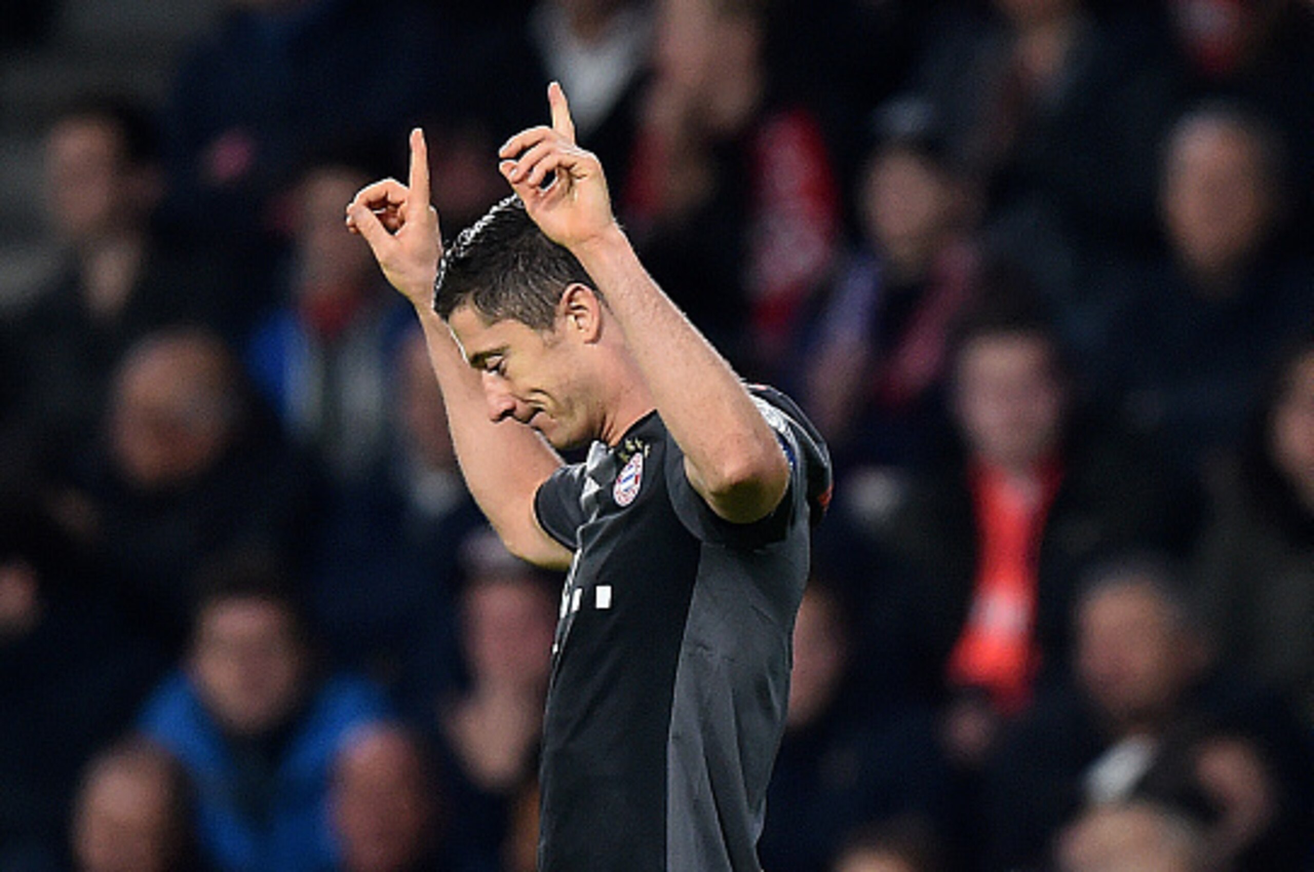 Bayern Munich's Polish forward Robert Lewandowski celebrates after scoring a second goal during the UEFA Champions League group D football match between PSV Eindhoven and Bayern Munich at the Philips Stadium in Eindhoven on November 1, 2016. / AFP / CHRIS