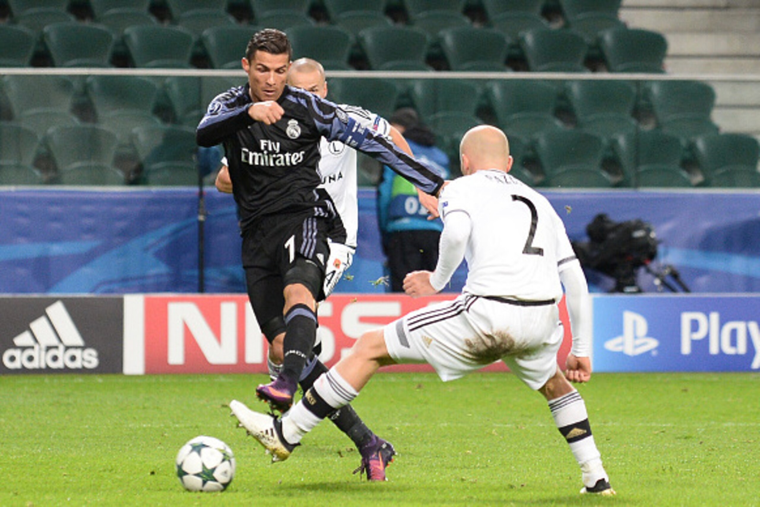 Real Madrid's Portuguese forward Cristiano Ronaldo (L) and Legia Warsaw's defender Michal Pazdan vie for the ball during the UEFA Champions League group F football match Legia Warsaw vs Real Madrid CF in Warsaw, Poland on November 2, 2016. / AFP / JANEK S