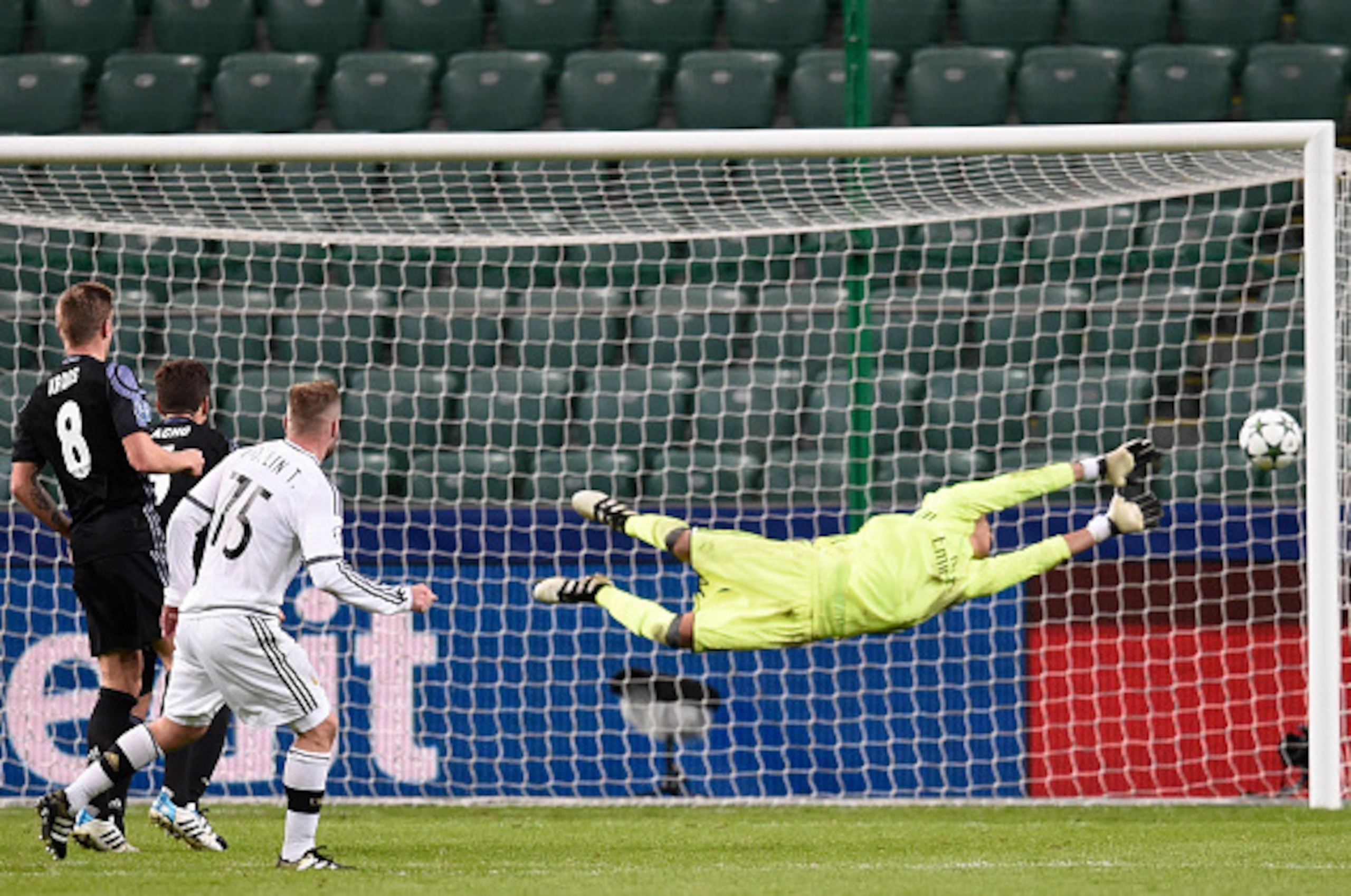 TOPSHOT - Real Madrid's Costa Rican goalkeeper Keylor Navas fails to save the 3-2 goal during the UEFA Champions League group F football match Legia Warsaw vs Real Madrid CF in Warsaw, Poland on November 2, 2016. / AFP / ODD ANDERSEN        (Photo credit 