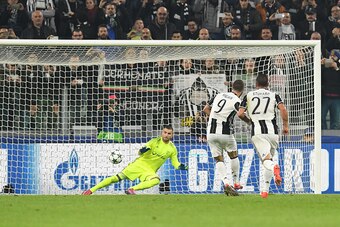TURIN, ITALY - NOVEMBER 02:  Gonzalo Higuain (C) of Juventus scores the opening goal from the penalty spot during the UEFA Champions League Group H match between Juventus and Olympique Lyonnais at Juventus Stadium on November 2, 2016 in Turin, Italy.  (Ph