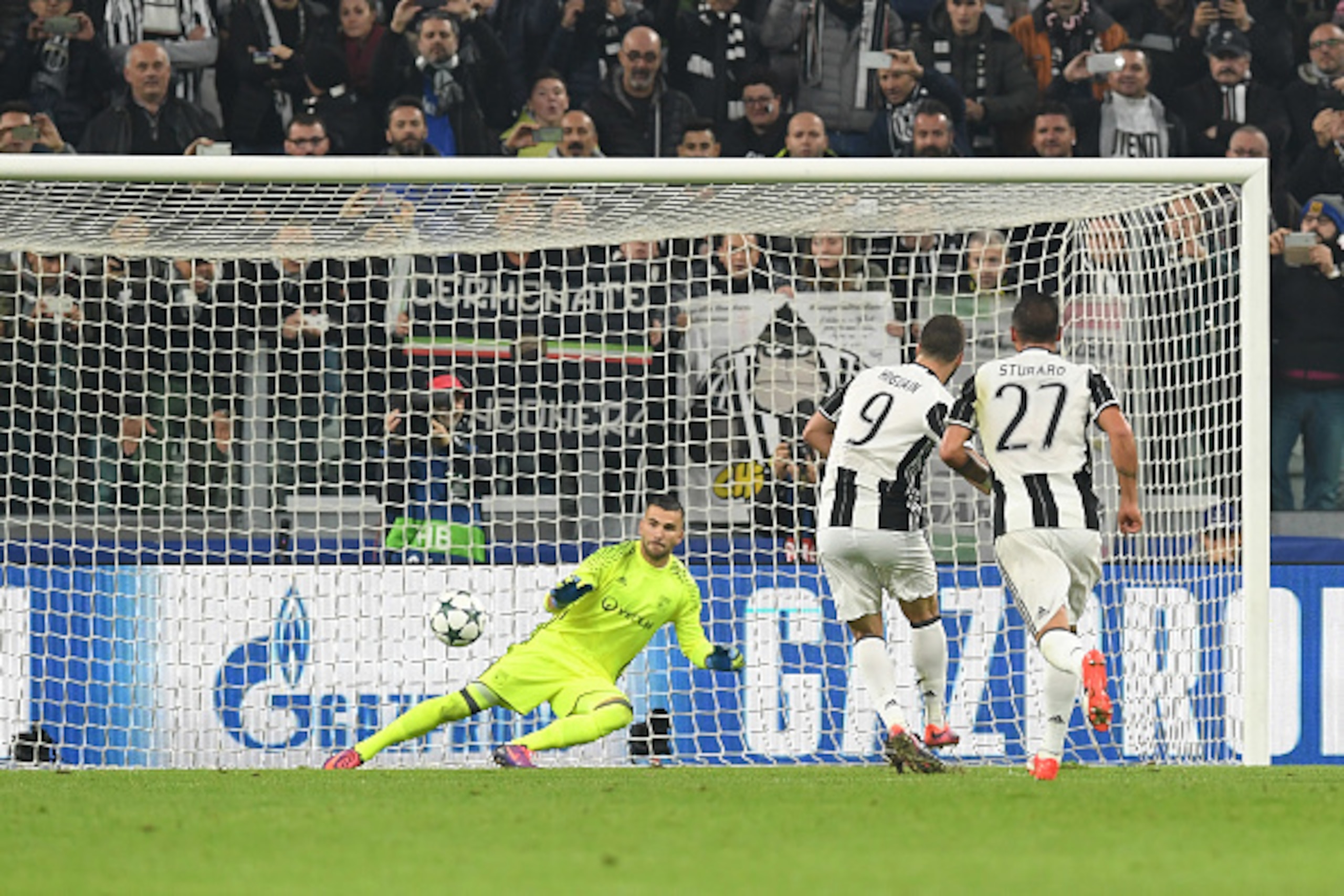 TURIN, ITALY - NOVEMBER 02:  Gonzalo Higuain (C) of Juventus scores the opening goal from the penalty spot during the UEFA Champions League Group H match between Juventus and Olympique Lyonnais at Juventus Stadium on November 2, 2016 in Turin, Italy.  (Ph