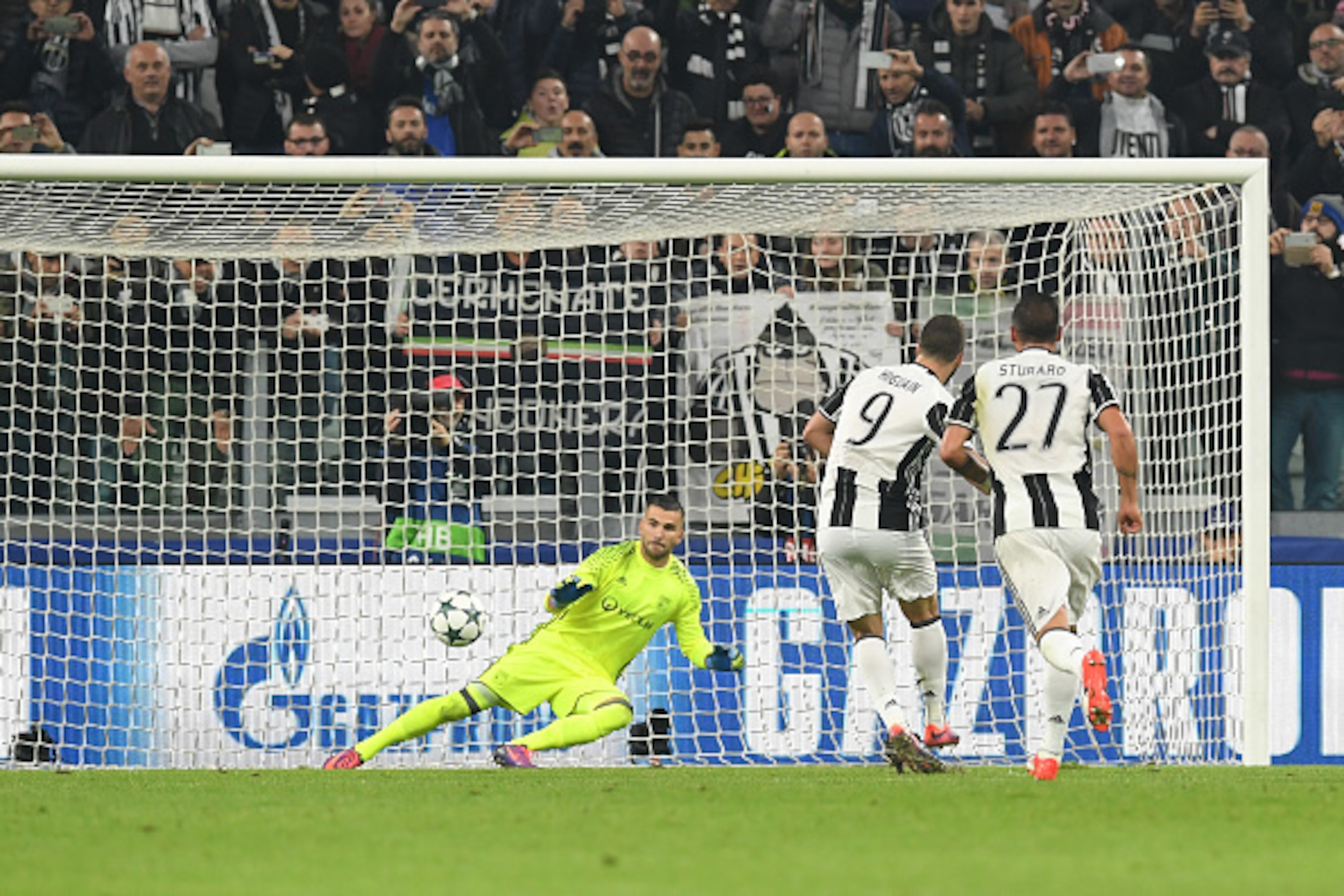 TURIN, ITALY - NOVEMBER 02:  Gonzalo Higuain (C) of Juventus scores the opening goal from the penalty spot during the UEFA Champions League Group H match between Juventus and Olympique Lyonnais at Juventus Stadium on November 2, 2016 in Turin, Italy.  (Ph