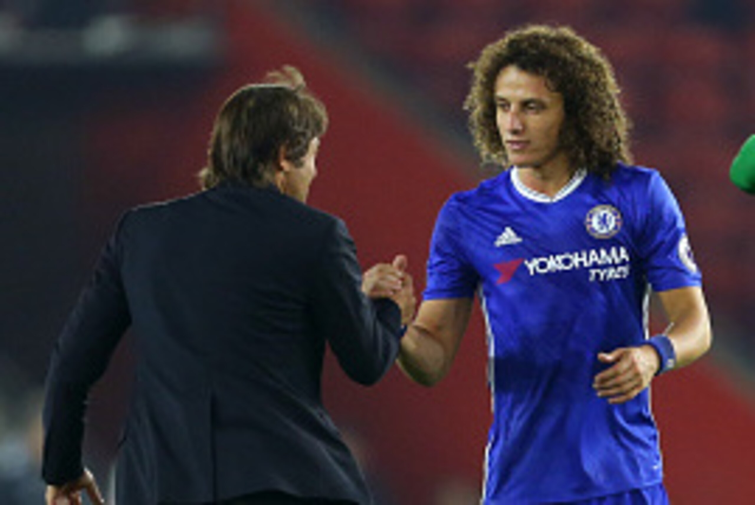 SOUTHAMPTON, ENGLAND - OCTOBER 30: Antonio Conte manager / head coach of Chelsea congratulates David Luiz of Chelsea as a dejected Southampton goalkeeper Fraser Forster walks past during the Premier League match between Southampton and Chelsea at St Mary'