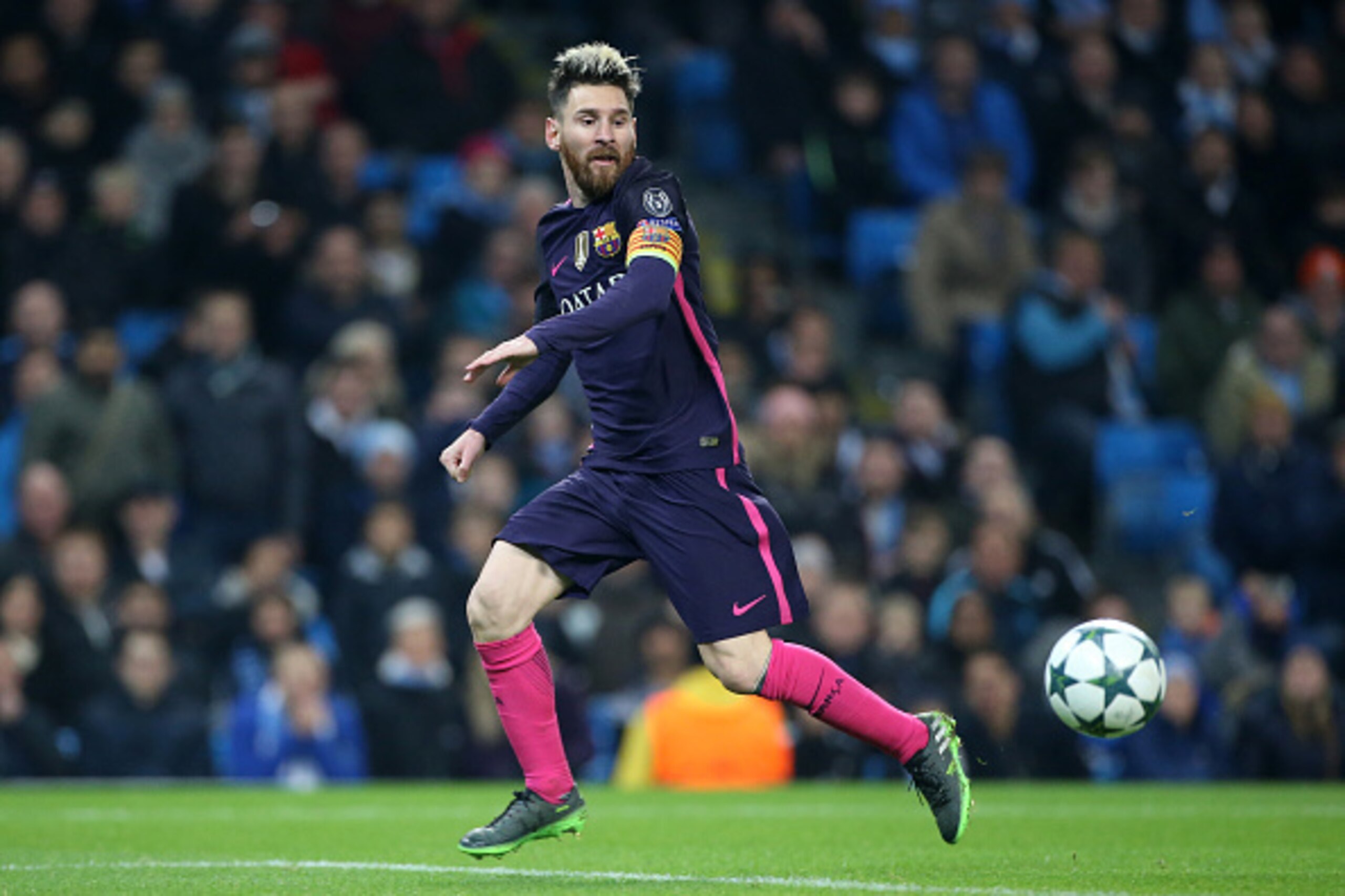 MANCHESTER, ENGLAND - NOVEMBER 1: Lionel Messi of FC Barcelona in action during the UEFA Champions League match between Manchester City FC and FC Barcelona at Etihad Stadium on November 1, 2016 in Manchester, England. (Photo by Jean Catuffe/Getty Images)