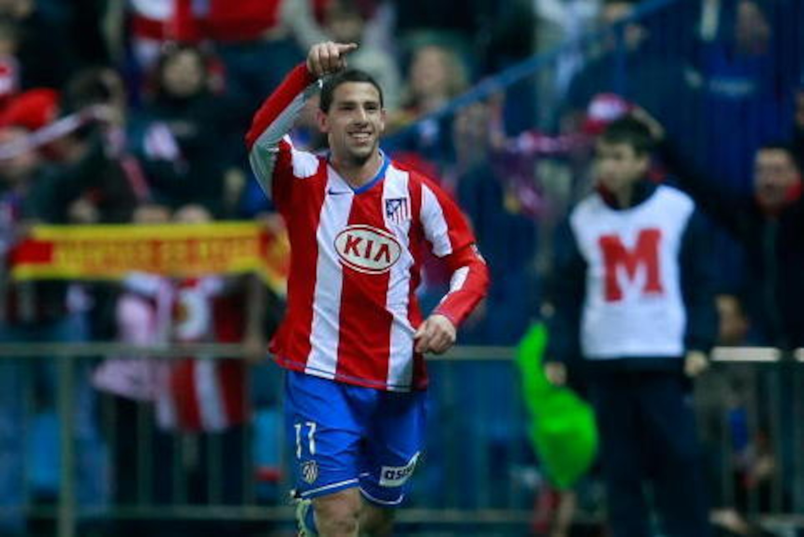MADRID, SPAIN - MARCH 01: Maxi Rodriguez of Atletico Madrid celebrates after scoring his team's second goal during the La Liga match between Atletico Madrid and Barcelona at the Vicente Calderon stadium on March 1, 2008 in Madrid, Spain. (Photo by Deni MADRID, SPAIN - MARCH 01: Maxi Rodriguez of Atletico Madrid celebrates after scoring his team's second goal during the La Liga match between Atletico Madrid and Barcelona at the Vicente Calderon stadium on March 1, 2008 in Madrid, Spain. (Photo by Deni