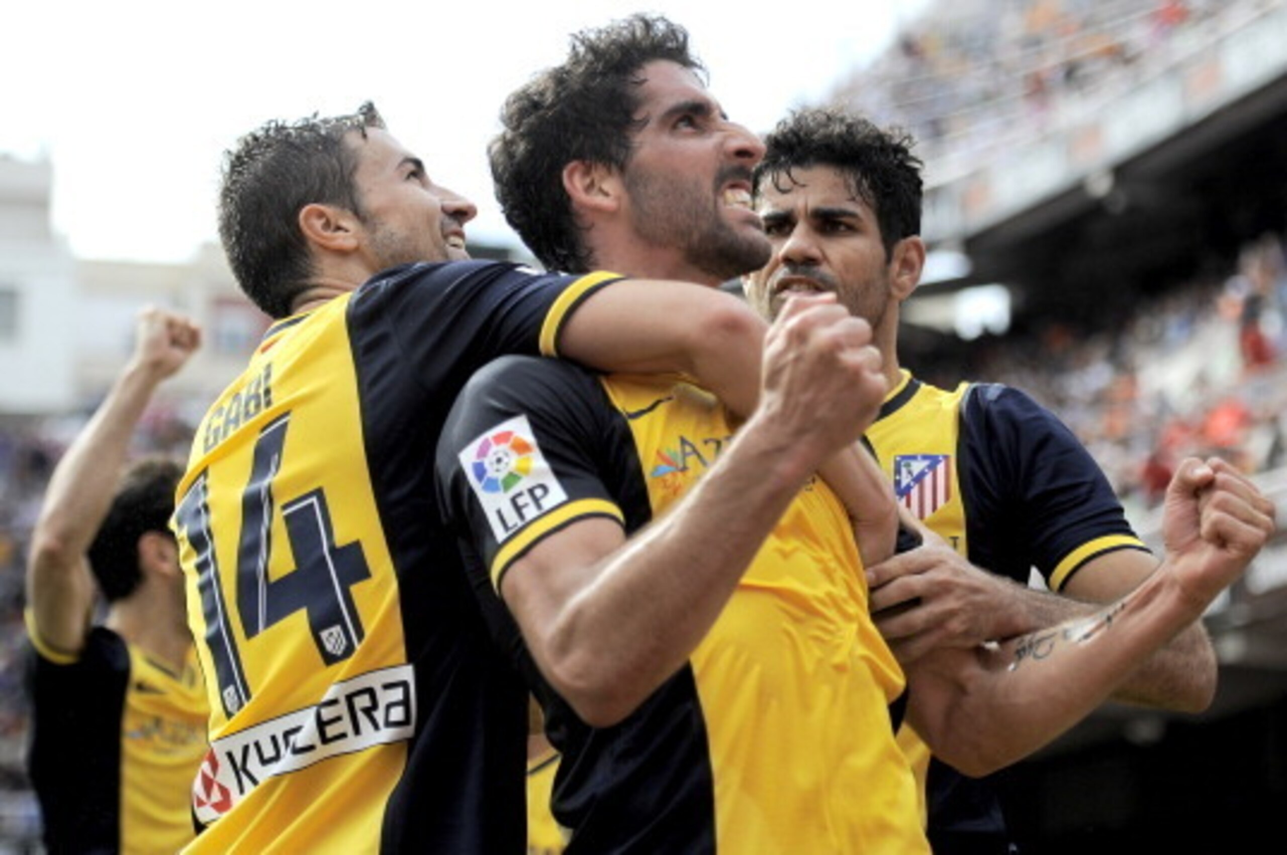 Atletico Madrid's midfielder Raul Garcia celebrates (C) his goal with teanmates during the Spanish league football match Valencia CF vs Atletico de Madrid at El Mestalla stadium in Valencial on April 27, 2014. AFP PHOTO/ JOSE JORDAN (Photo credi Atletico Madrid's midfielder Raul Garcia celebrates (C) his goal with teanmates during the Spanish league football match Valencia CF vs Atletico de Madrid at El Mestalla stadium in Valencial on April 27, 2014. AFP PHOTO/ JOSE JORDAN (Photo credi
