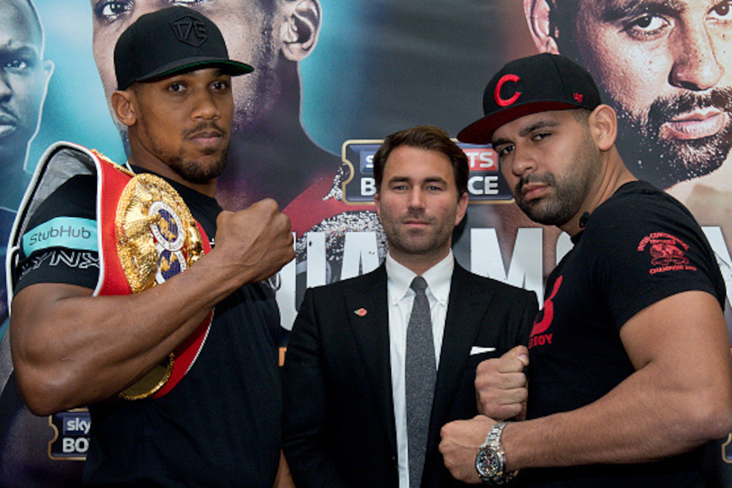 British boxer Anthony Joshua (L) and Mexican American boxer Eric Molina pose after a press conference in London on November 4, 2016, ahead of their IBF World Heavyweight title fight in Manchester on December 10, 2016.  / AFP / JUSTIN TALLIS        (Photo 