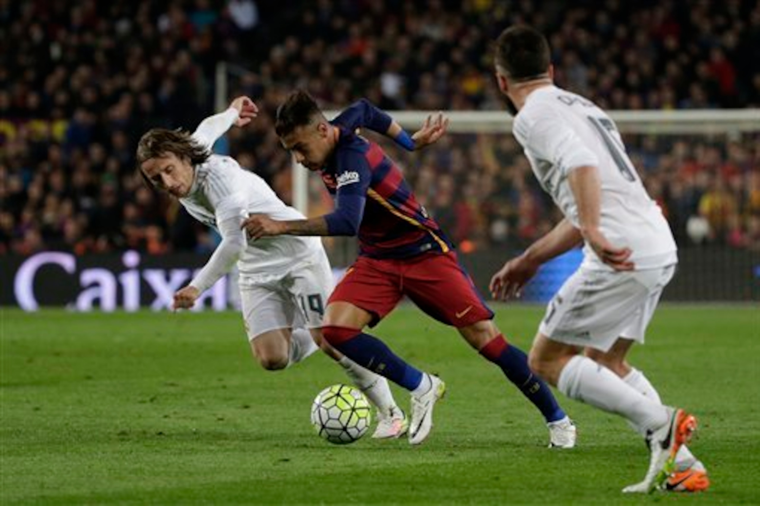 Neymar runs at Luka Modric.