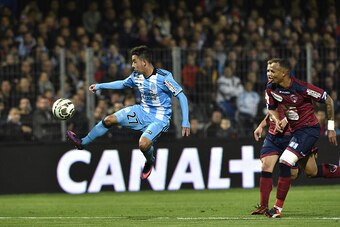 Olympique de Marseille's French midfielder Maxime Lopez(L) in the air  during the French Ligue Football match Clermont versus Olympique de Marseille at the Gabriel Montpied stadium in Clermont Ferrand, central France, on October 26, 2016. / AFP / THIERRY 