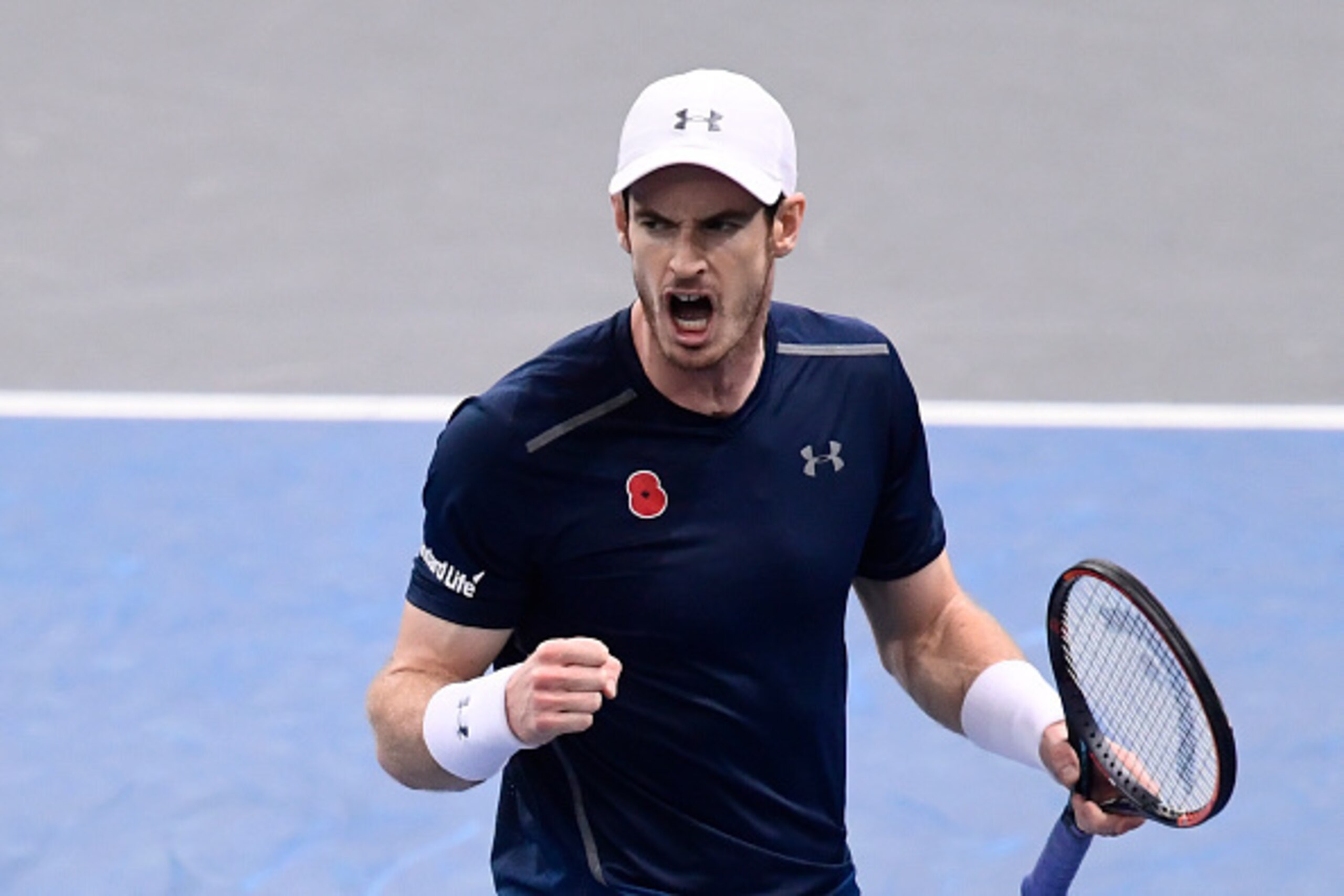 Britain's Andy Murray celebrates after winning a tie-break to win the first set during his quarter-final tennis match against Czech Republic's Tomas Berdych at the ATP World Tour Masters 1000 indoor tournament in Paris on November 4, 2016. / AFP / MIGUEL 