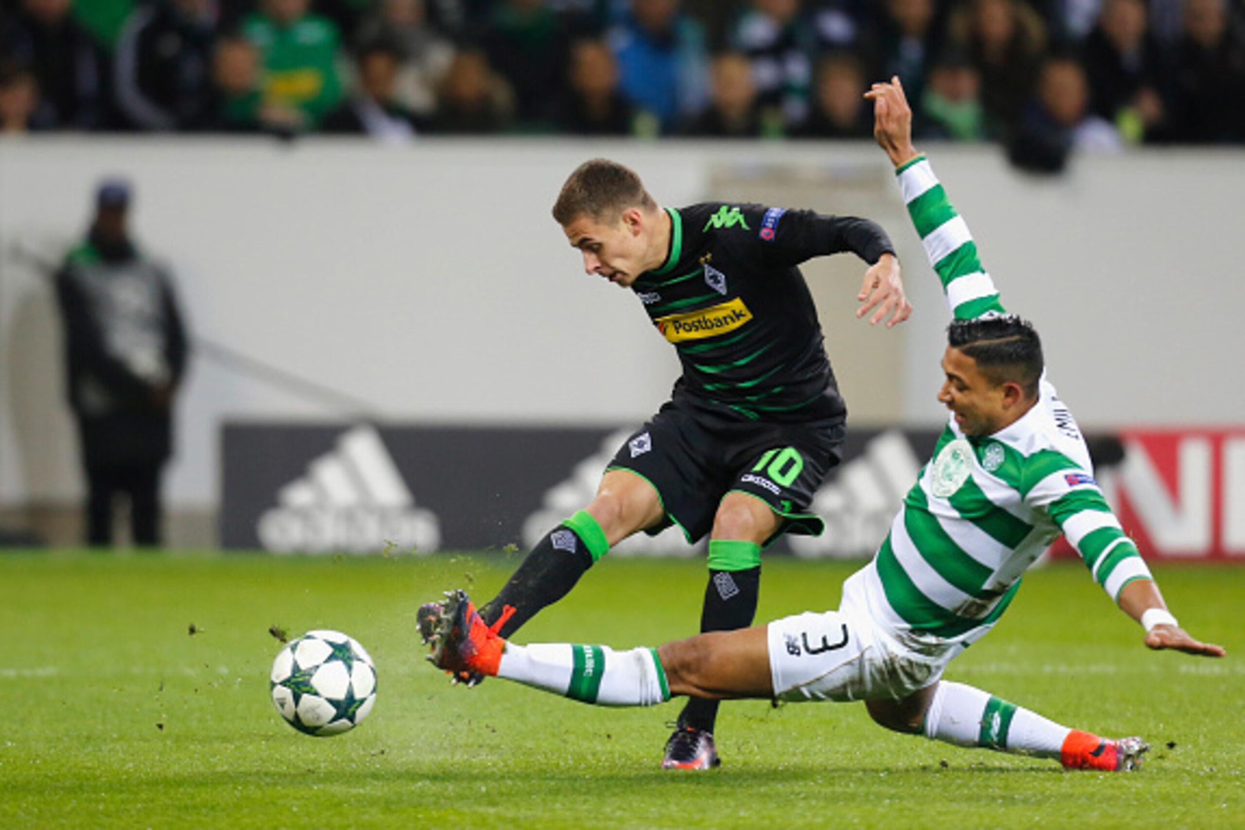 Gladbach, Germany 01.11.2016, Champions League Gruppe C, 4. Spieltag, Borussia Moenchengladbach - Celtic Glasgow, Zweikampf Thorgan Hazard (Moenchengladbach, L) gegen Emilio Izaguirre (Celtic Glasgow).      (Photo by TF-Images/Getty Images)