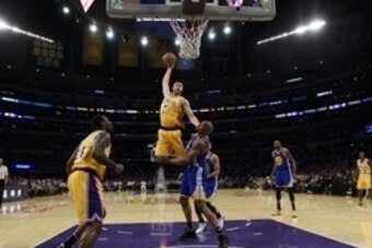 Nov 4, 2016; Los Angeles, CA, USA; Los Angeles Lakers forward Larry Nance Jr. (7) dunks the ball on Golden State Warriors forward David West (3) during the second quarter at Staples Center. Mandatory Credit: Kelvin Kuo-USA TODAY Sports