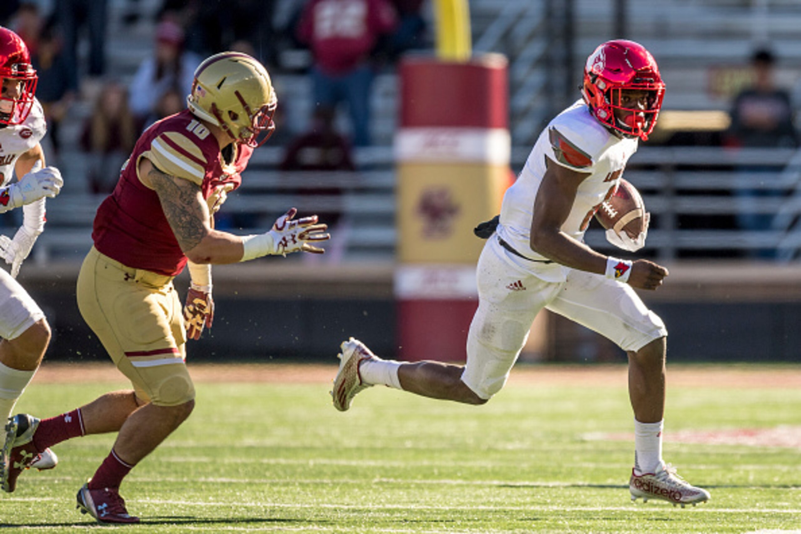 CHESTNUT HILL, MA - NOVEMBER 05: Lamar Jackson #8 of Louisville carries the ball during the third quarter of a game against Boston College at Alumni Stadium on November 5, 2016 in Chestnut Hill, Massachusetts. (Photo by Billie Weiss/Getty Images) CHESTNUT HILL, MA - NOVEMBER 05: Lamar Jackson #8 of Louisville carries the ball during the third quarter of a game against Boston College at Alumni Stadium on November 5, 2016 in Chestnut Hill, Massachusetts. (Photo by Billie Weiss/Getty Images)