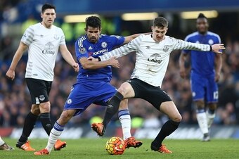 Chelsea's Brazilian-born Spanish striker Diego Costa (2L) battles with Everton's English defender John Stones (2R) during the English Premier League football match between Chelsea and Everton at Stamford Bridge in London on January 16, 2016. AFP PHOTO / J