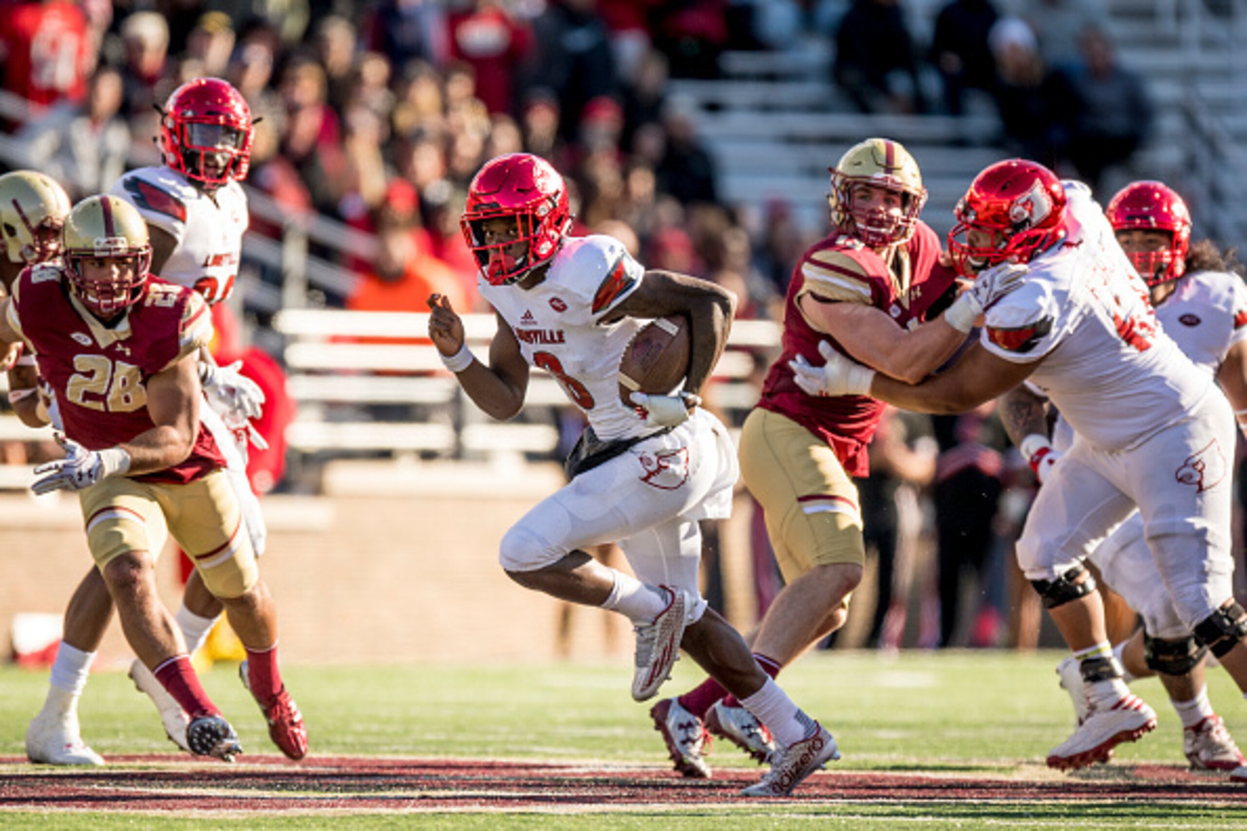 CHESTNUT HILL, MA - NOVEMBER 05: Lamar Jackson #8 of Louisville carries the ball for a touchdown during the third quarter of a game against Boston College at Alumni Stadium on November 5, 2016 in Chestnut Hill, Massachusetts.  (Photo by Billie Weiss/Getty