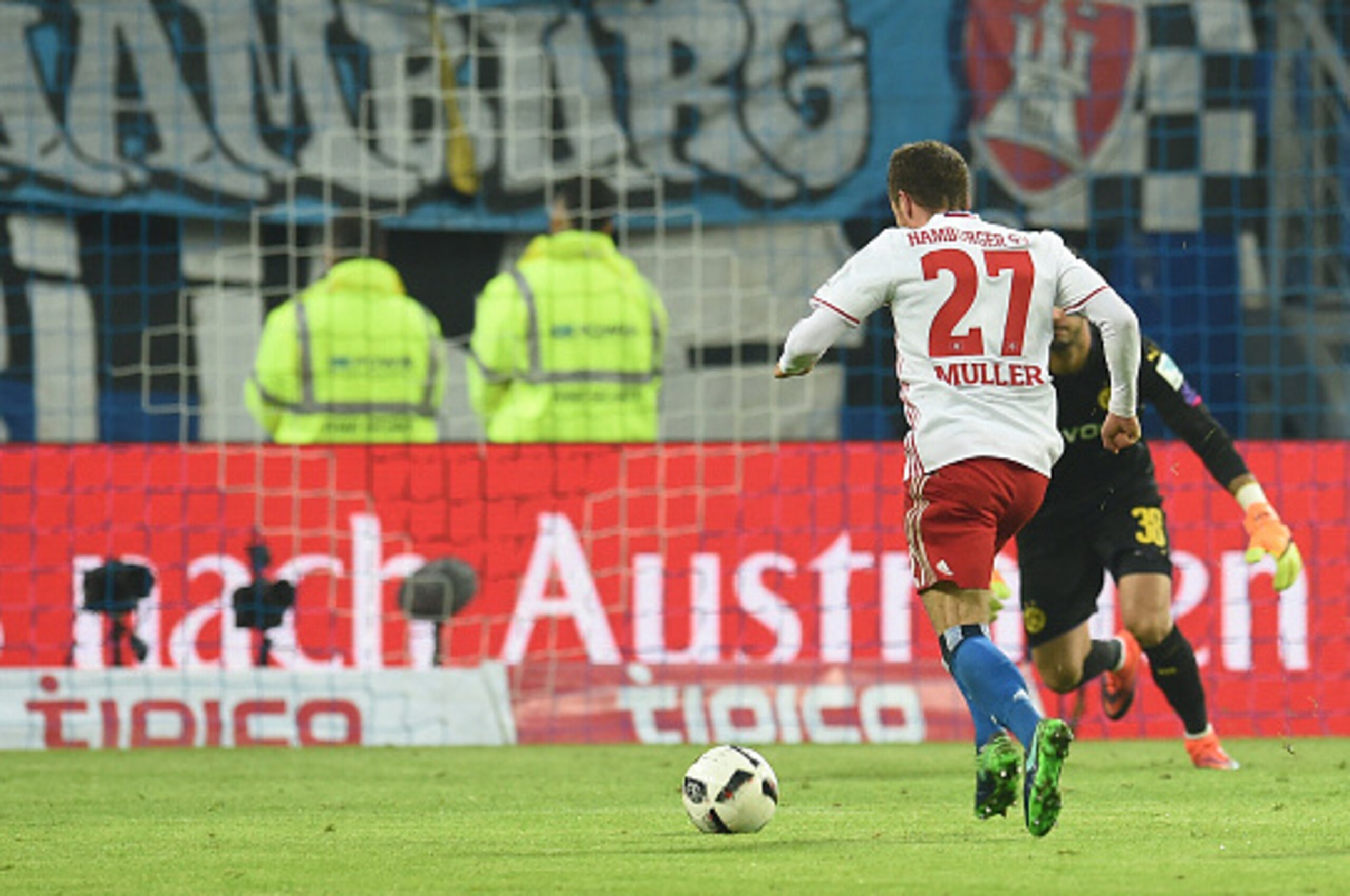 Hamburg's midfielder Nicolai Mueller scores during the German first division Bundesliga football match between Hamburg SV and BVB Borussia Dortmund in Hamburg, northern Germany, on November 5, 2016.  / AFP / CARMEN JASPERSEN / RESTRICTIONS: DURING MATCH T
