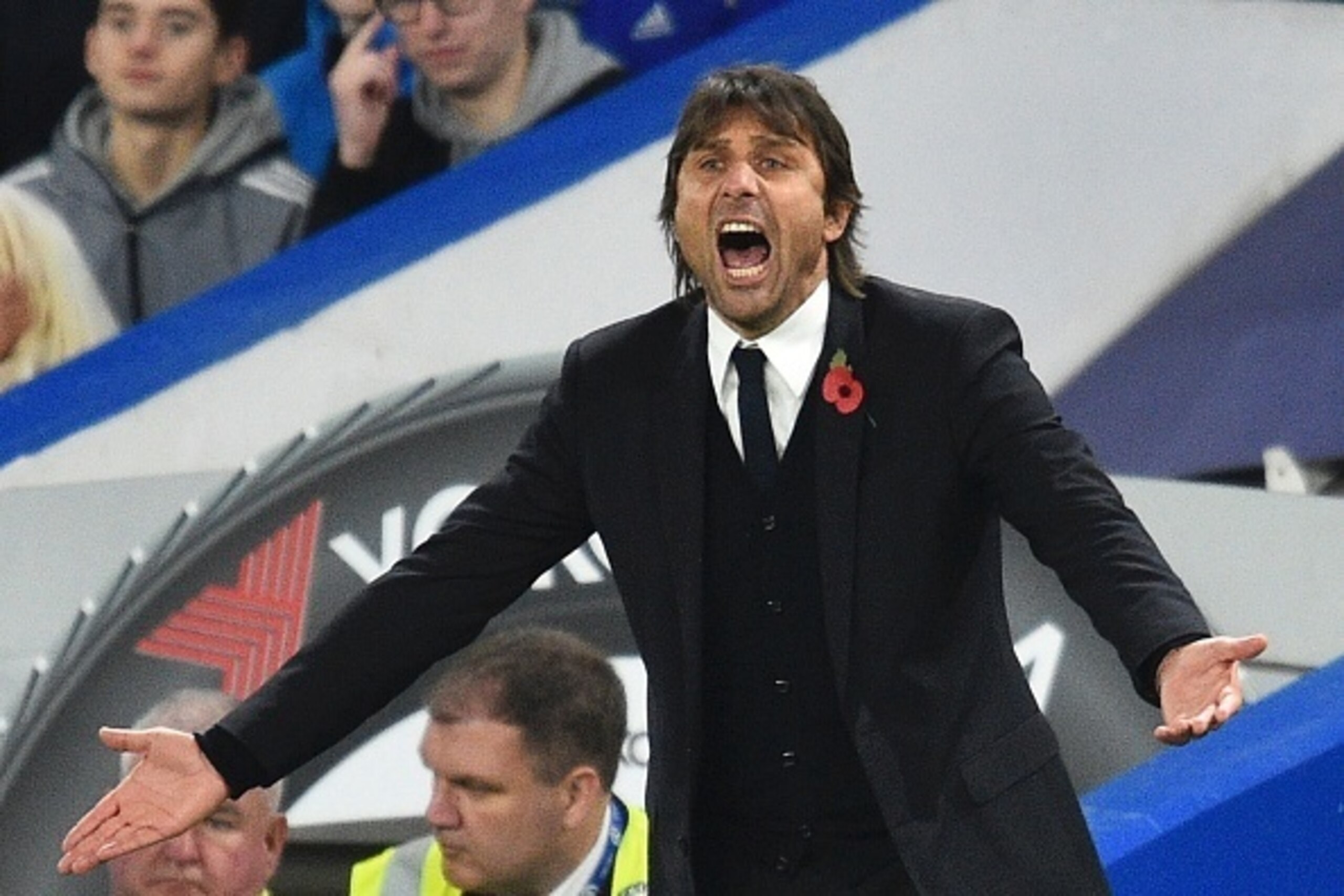 Chelsea's Italian head coach Antonio Conte gestures on the touchline during the English Premier League football match between Chelsea and Everton at Stamford Bridge in London on November 5, 2016. / AFP / Glyn KIRK / RESTRICTED TO EDITORIAL USE. No use wit