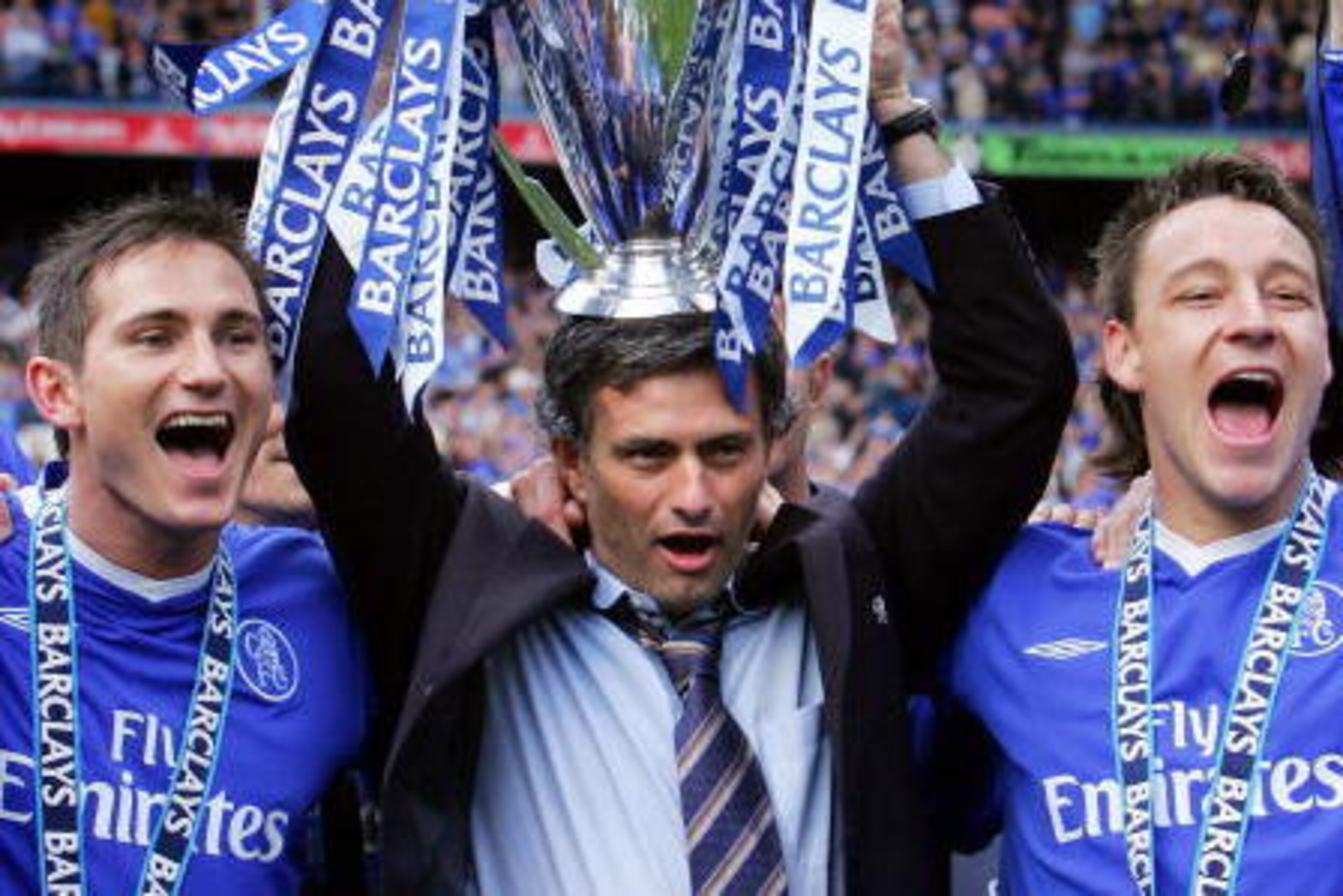 (FILES) Chelsea's Manager Jose Mourinho (C) holds aloft the Barclays Premiership trophy beside Frank Lampard (L) and John Terry (R) during the celebrations after the game against Charlton at Stamford Bridge in London, 07 May 2005. Jose Mourinho's three-ye