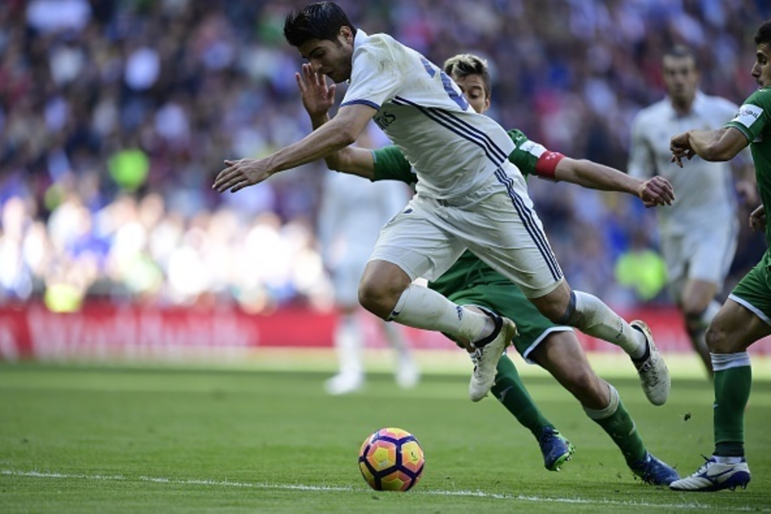 Real Madrid's forward Alvaro Morata (L) scores past Leganes's Italian defender Mantovani during the Spanish league football match Real Madrid CF vs Club Deportivo Leganes SAD at the Santiago Bernabeu stadium in Madrid  on November 6, 2016. / AFP / JAVIER 
