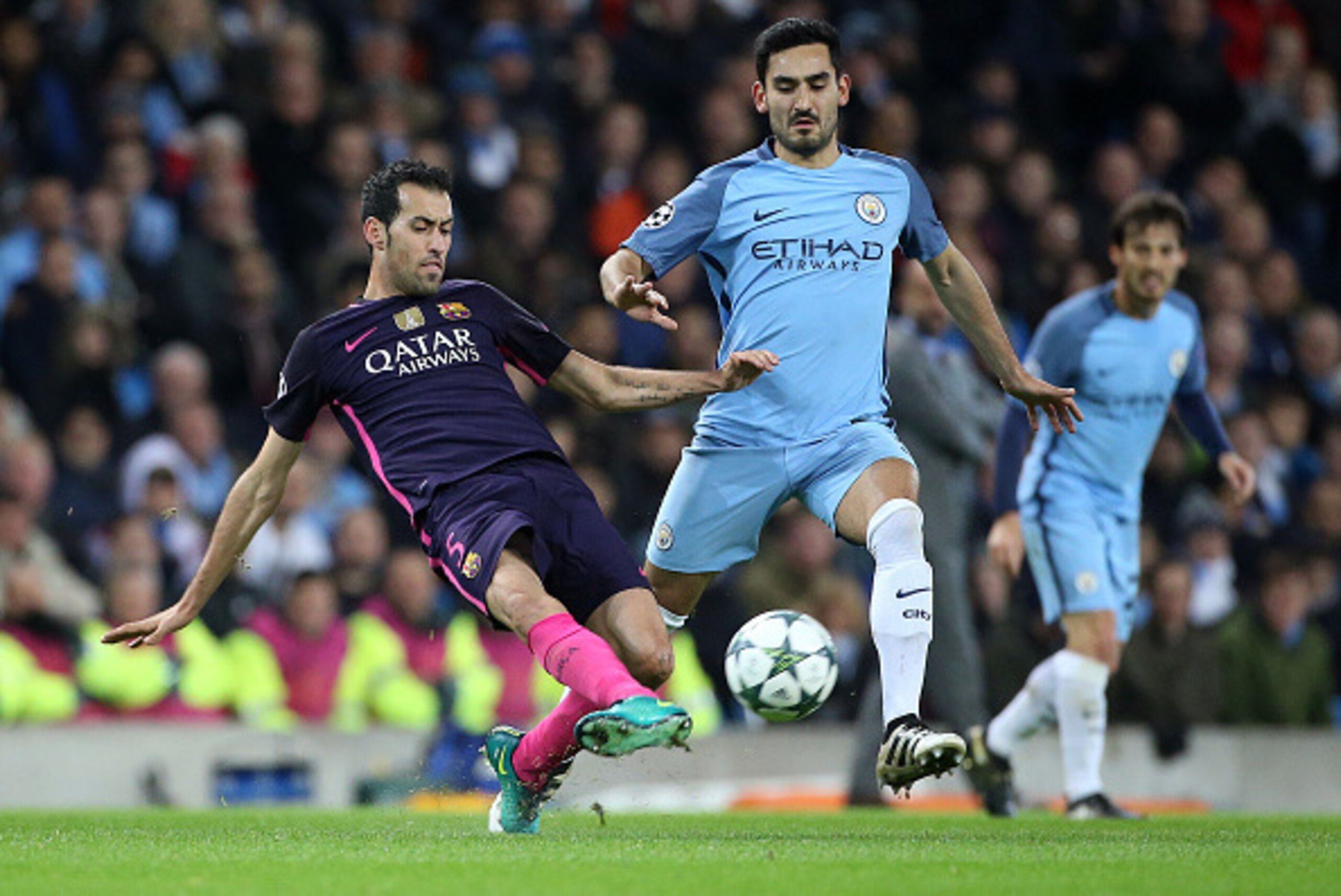 MANCHESTER, ENGLAND - NOVEMBER 1: Sergio Busquets of FC Barcelona and Ilkay Gundogan of Manchester City in action during the UEFA Champions League match between Manchester City FC and FC Barcelona at Etihad Stadium on November 1, 2016 in Manchester, Engla