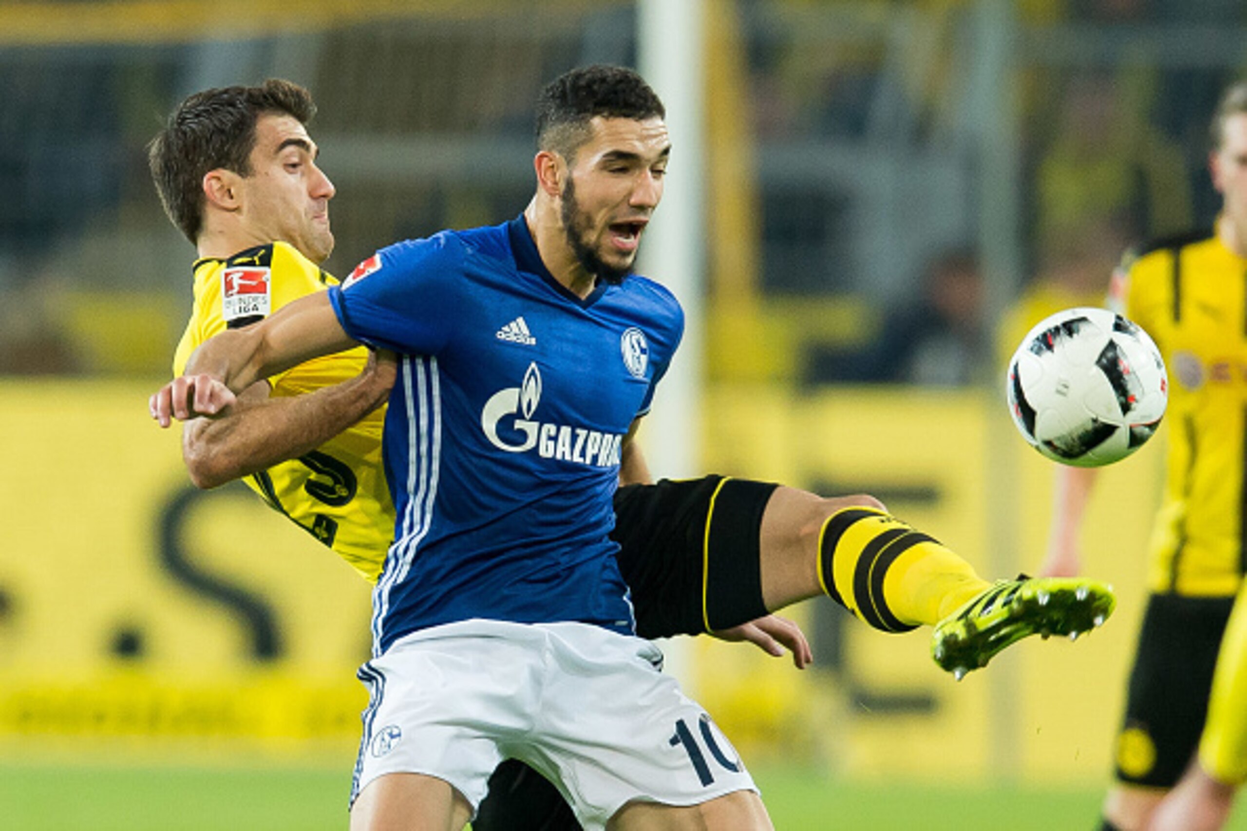 Dortmund, Germany 14.10.2016, 1.Bundesliga 9. Spieltag, BV Borussia Dortmund - FC Schalke 04, Sokratis (BVB) gegen Nabil Bentaleb (S04)   (Photo by TF-Images/Getty Images)
