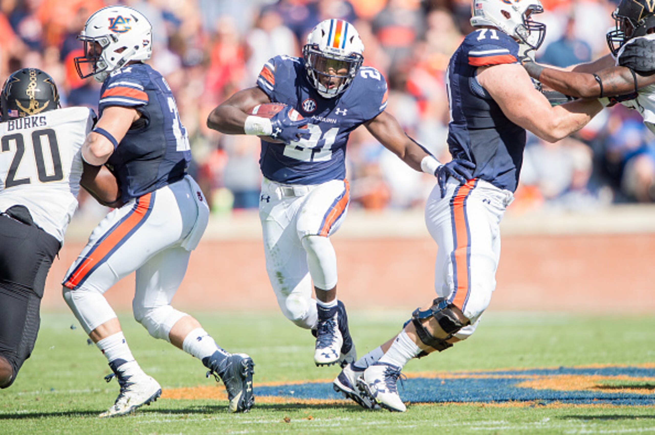 AUBURN, AL - NOVEMBER 5: Running back Kerryon Johnson #21 of the Auburn Tigers runs the ball through traffic during their game against the Vanderbilt Commodores at Jordan-Hare Stadium on November 5, 2016 in Auburn, Alabama. The Auburn Tigers defeated the 