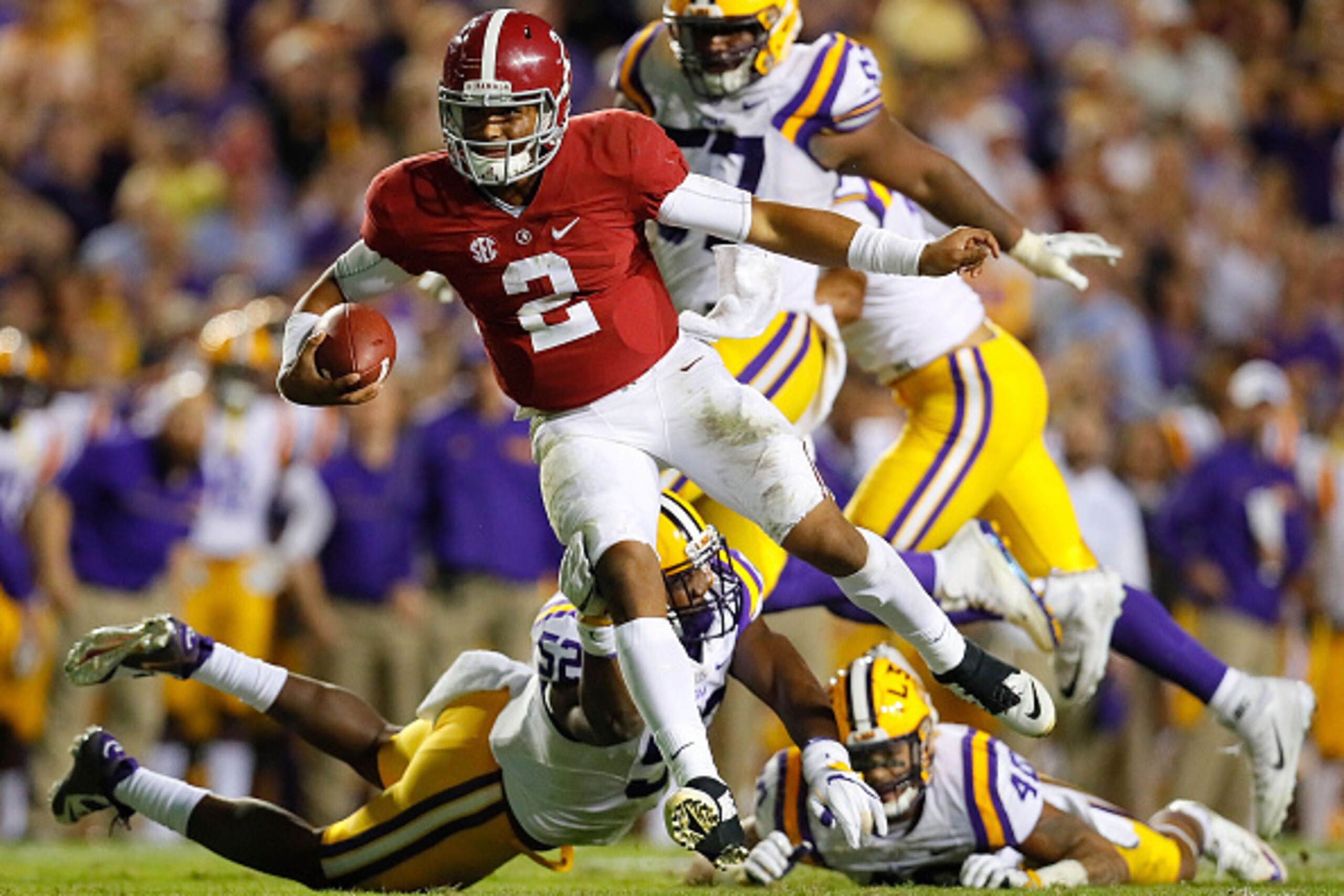 BATON ROUGE, LA - NOVEMBER 05:  Jalen Hurts #2 of the Alabama Crimson Tide breaks a tackle by Kendell Beckwith #52 of the LSU Tigers on the way to rushing a for a touchdown at Tiger Stadium on November 5, 2016 in Baton Rouge, Louisiana.  (Photo by Kevin C