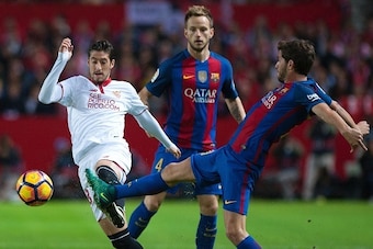Sevilla's defender Sergio Escudero (L) vies with Barcelona's midfielder Sergi Roberto during the Spanish league football match Sevilla FC vs FC Barcelona at the Ramon Sanchez Pizjuan stadium in Sevilla on November 6, 2016. / AFP / JORGE GUERRERO        (P