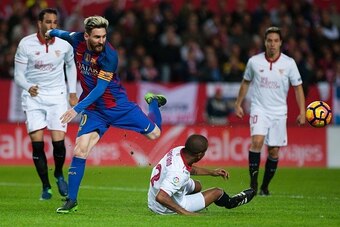 Barcelona's Argentinian forward Lionel Messi (L) vies with Sevilla's Brazilian defender Mariano Ferreira during the Spanish league football match Sevilla FC vs FC Barcelona at the Ramon Sanchez Pizjuan stadium in Sevilla on November 6, 2016. / AFP / JORGE