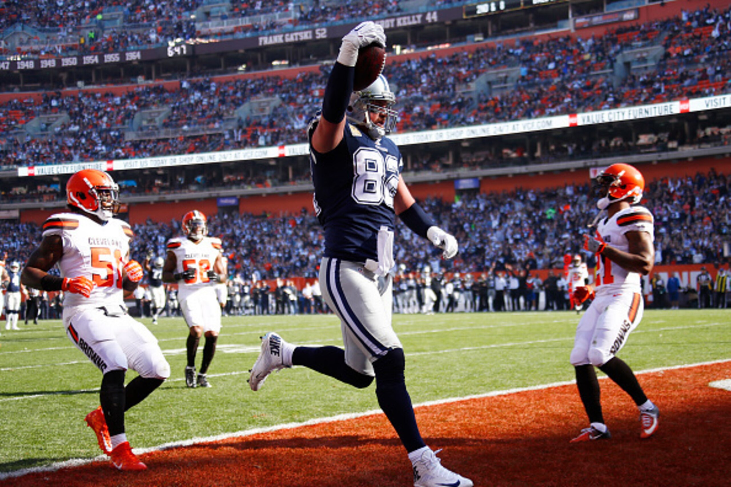 CLEVELAND, OH - NOVEMBER 06:  Jason Witten #82 of the Dallas Cowboys catches a 26 yard touchdown pass in the first half against the Dallas Cowboys at FirstEnergy Stadium on November 6, 2016 in Cleveland, Ohio.  (Photo by Gregory Shamus/Getty Images)