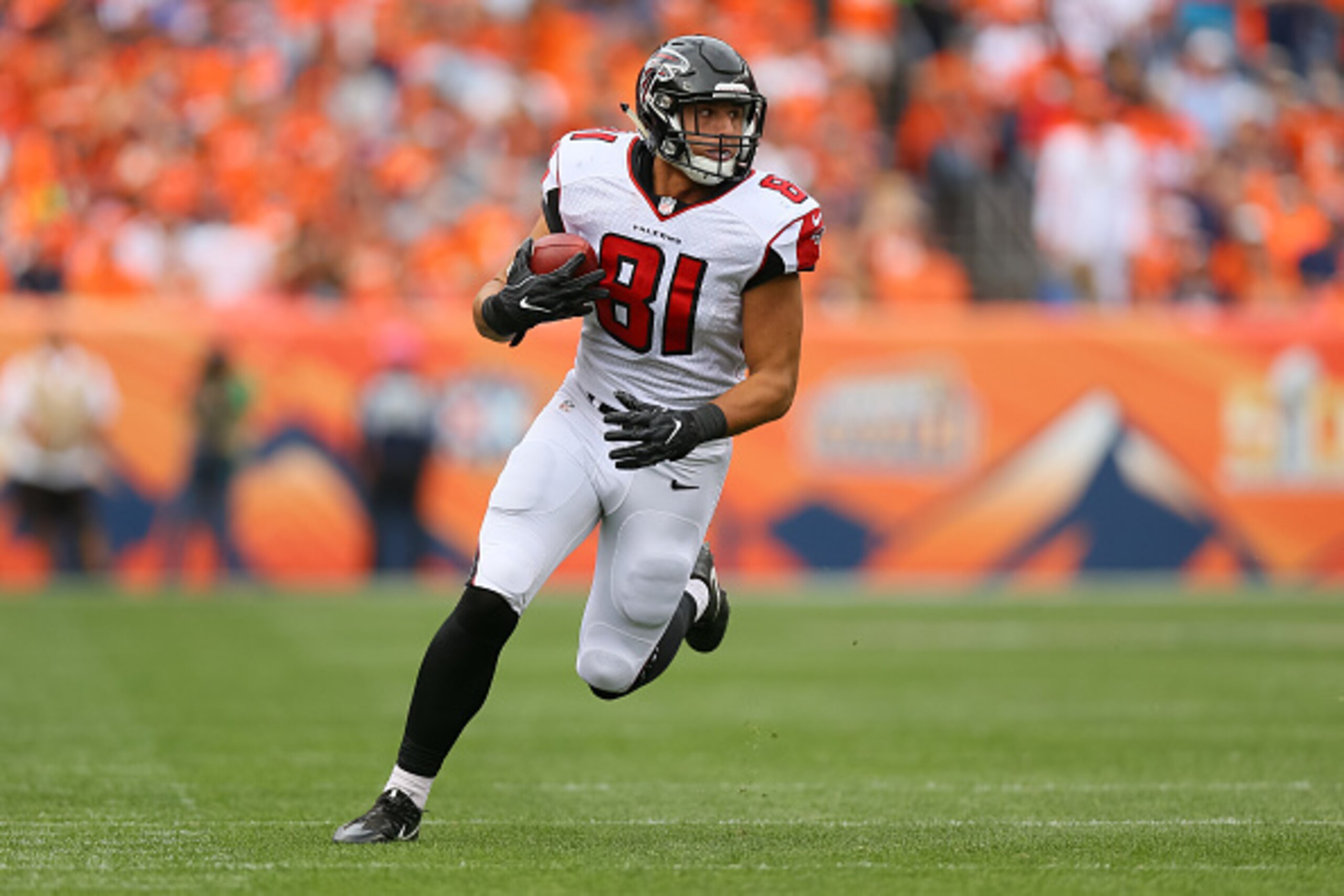 DENVER, CO - OCTOBER 9:  Tight end Austin Hooper #81 of the Atlanta Falcons in action against the Atlanta Falcons at Sports Authority Field at Mile High on October 9, 2016 in Denver, Colorado. (Photo by Justin Edmonds/Getty Images)