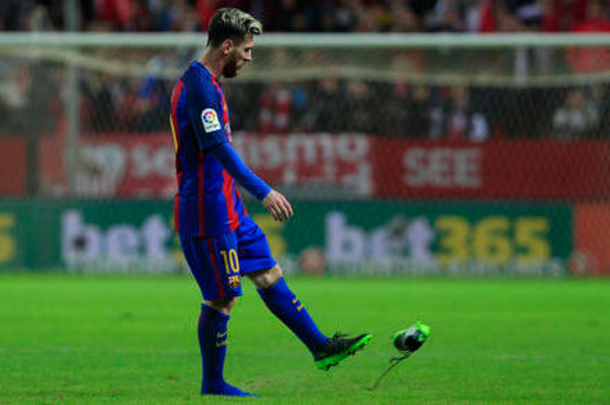 Messi had some boot trouble.