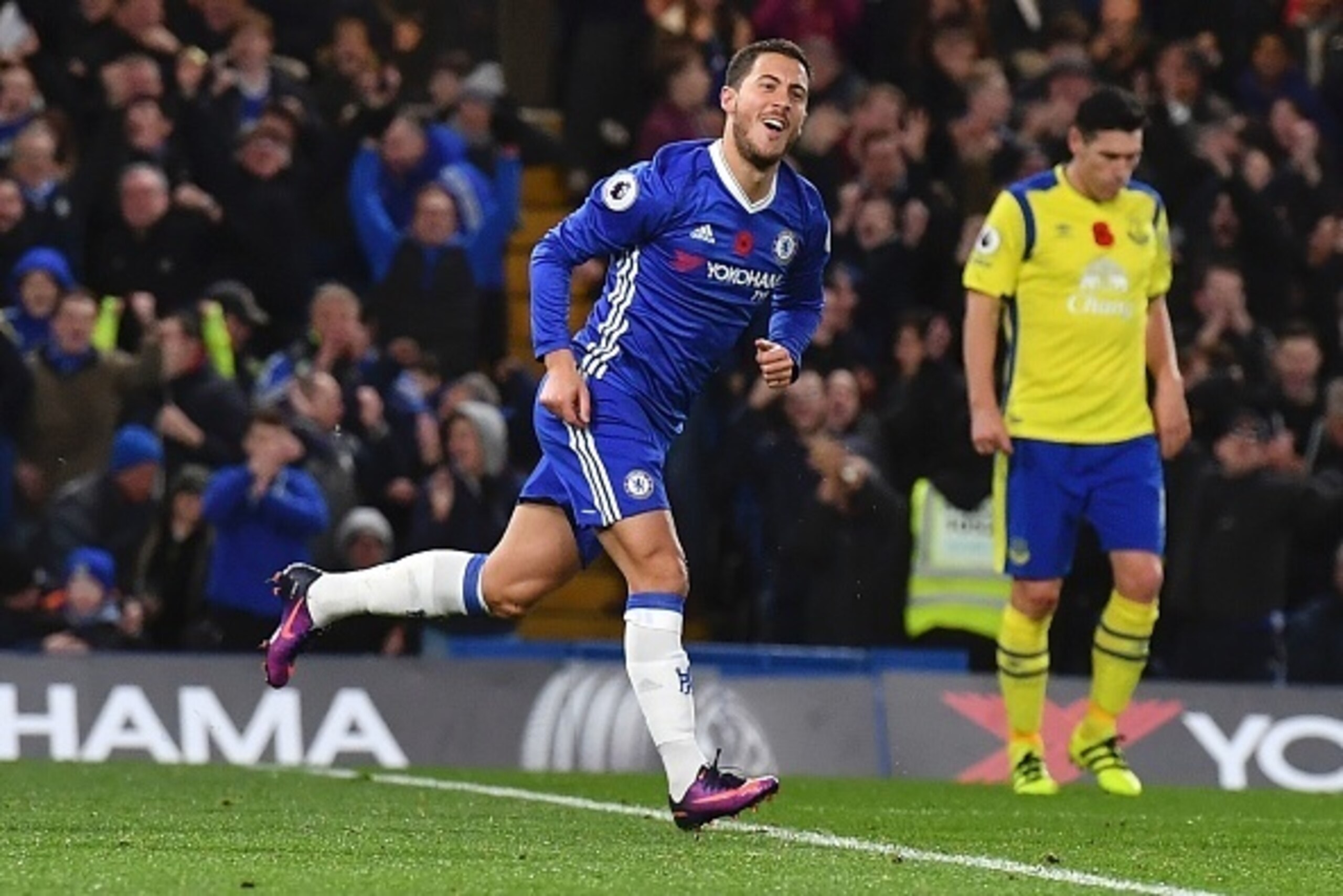 Chelsea's Belgian midfielder Eden Hazard celebrates after scoring their fourth goal during the English Premier League football match between Chelsea and Everton at Stamford Bridge in London on November 5, 2016. / AFP / Ben STANSALL / RESTRICTED TO EDITORI