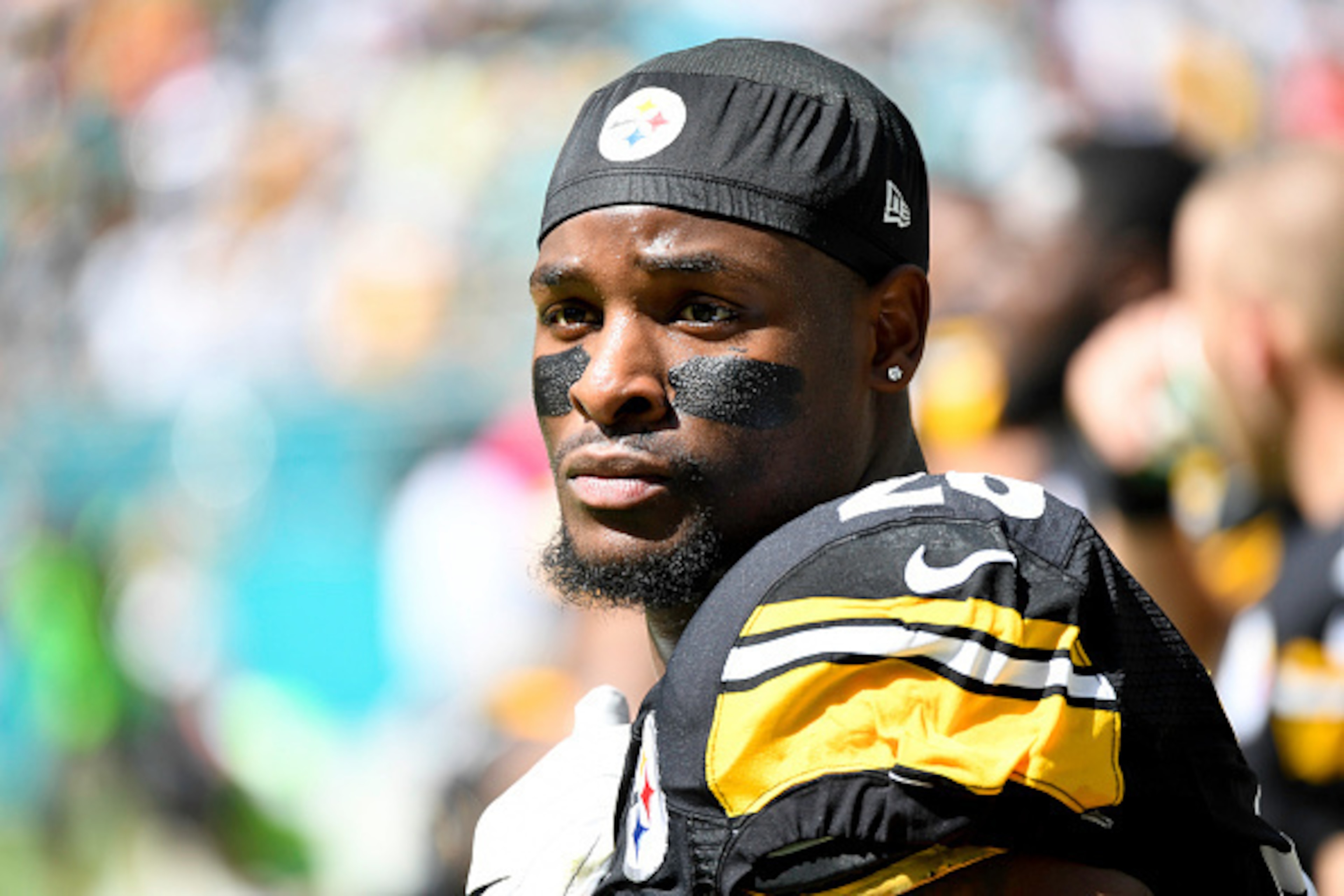 MIAMI GARDENS, FL - OCTOBER 16:  Le'Veon Bell #26 of the Pittsburgh Steelers looks on before a NFL game against the Miami Dolphins on October 16, 2016 at Hard Rock Stadium in Miami Gardens, Florida.  (Photo by Ron Elkman/Sports Imagery/ Getty Images)